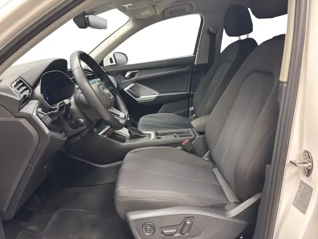 Audi Q3 view 11