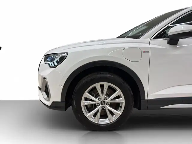 Audi Q3 view 18