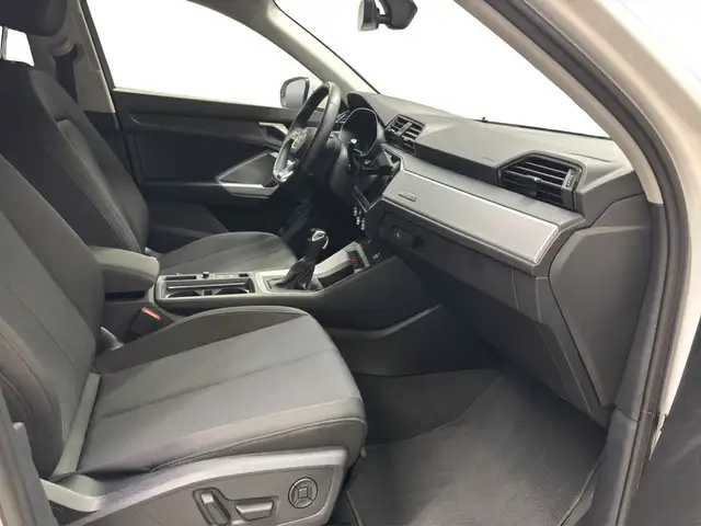 Audi Q3 view 10