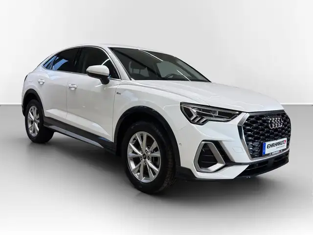 Audi Q3 view 3