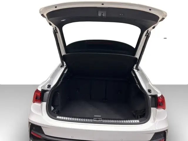 Audi Q3 view 9