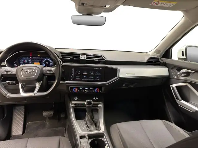 Audi Q3 view 16