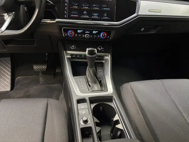 Audi Q3 view 15