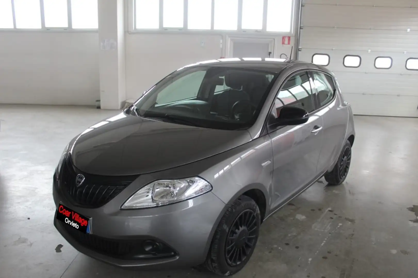 Lancia Ypsilon 1.0 FireFly 5 porte S&S Hybrid Silver Grigio - 1