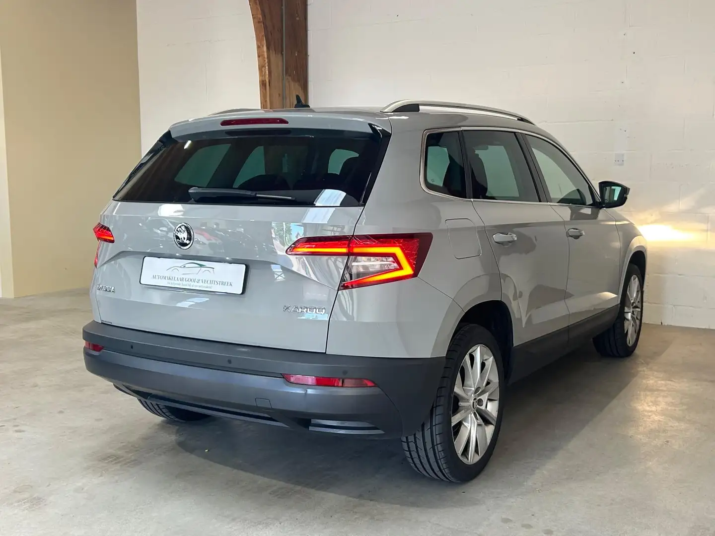 Skoda Karoq 1.6 TDI Clever Edition - CarPlay - Navi - Cruise Grijs - 2