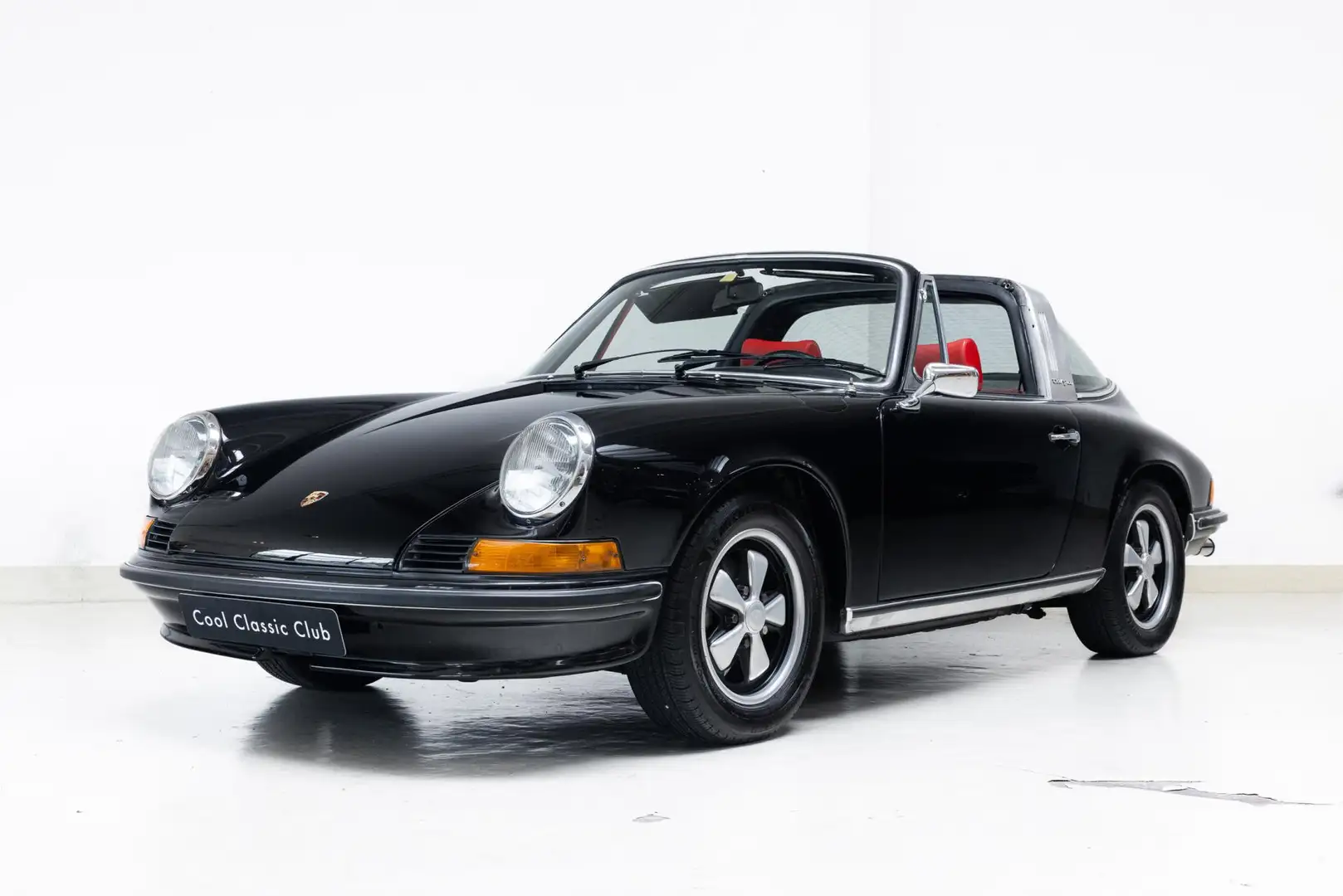 Porsche 911 2.4 Targa - Restored - Modified Zwart - 1