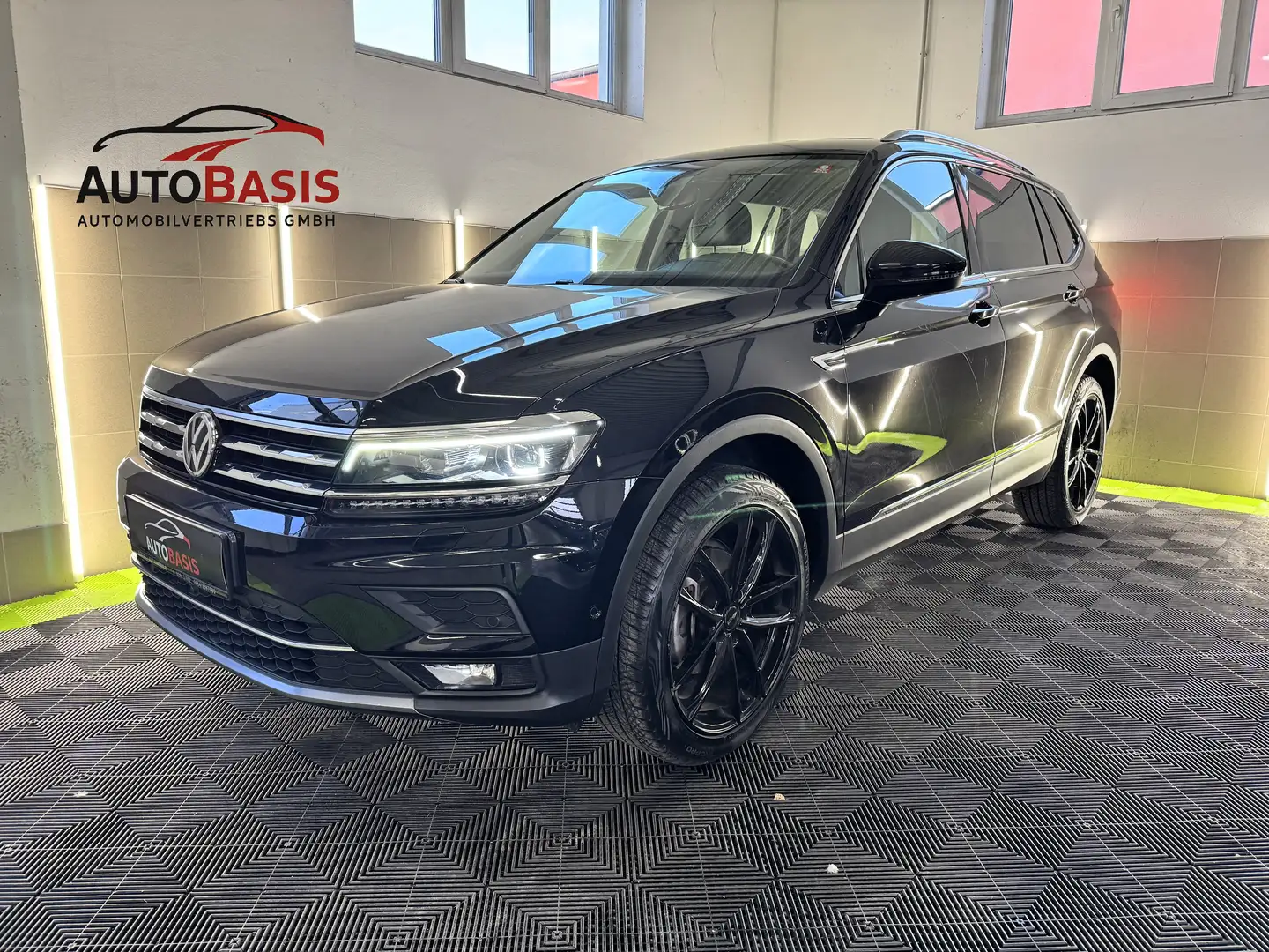 Volkswagen Tiguan Allspace 2,0 TDI Allspace Highline DSG LED/AHK/Dynaudio/SHZ Schwarz - 1