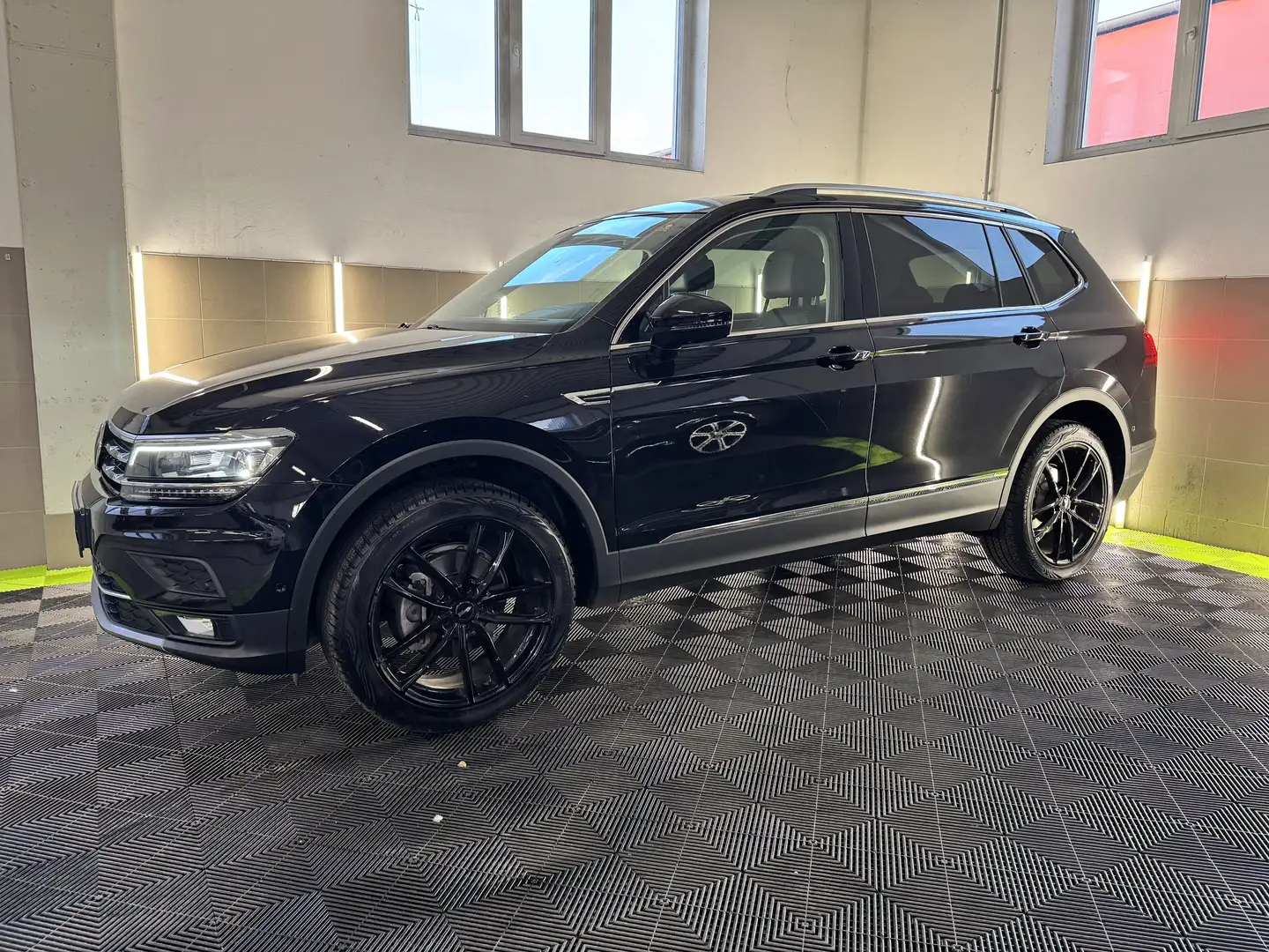 Volkswagen Tiguan Allspace 2,0 TDI Allspace Highline DSG LED/AHK/Dynaudio/SHZ Schwarz - 2
