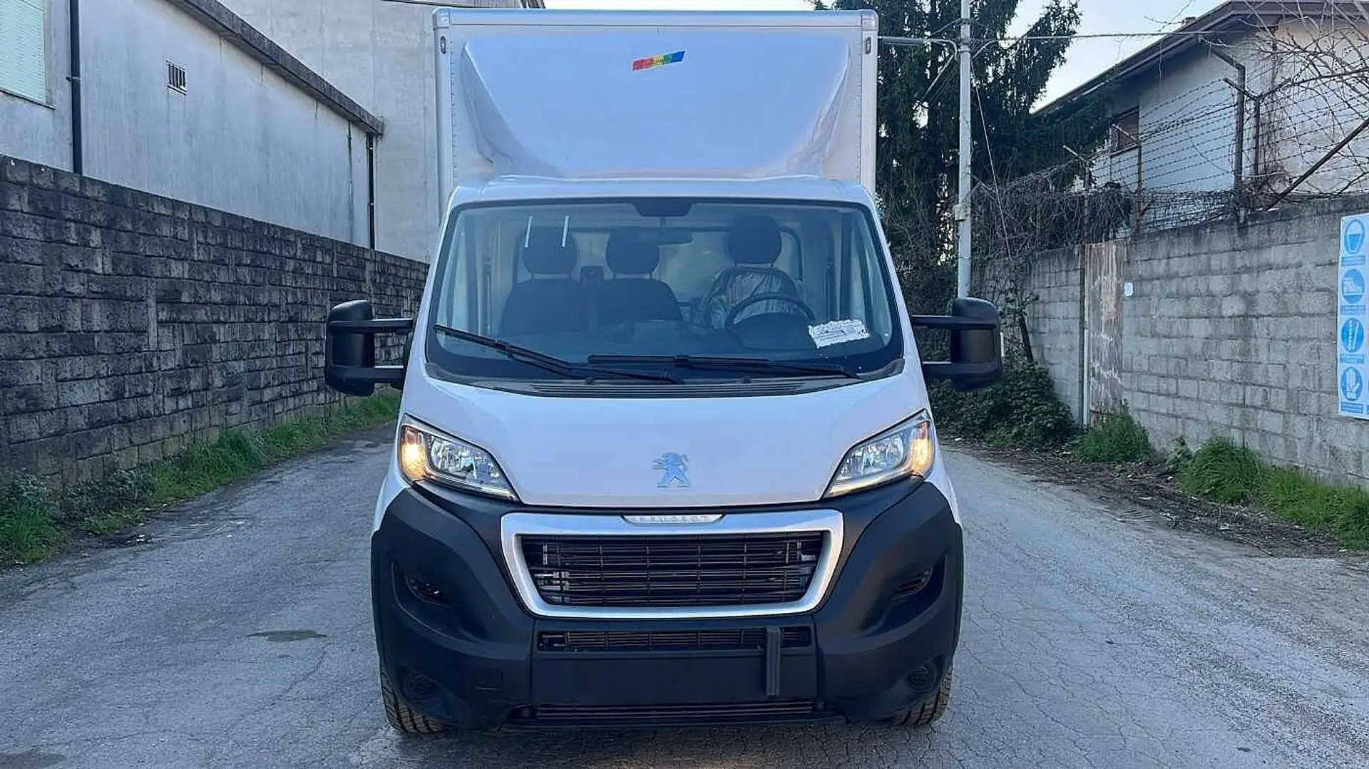 Peugeot Boxer Furgonatura con sponda 435 2.2 BlueHDi 140cv Bianco - 2