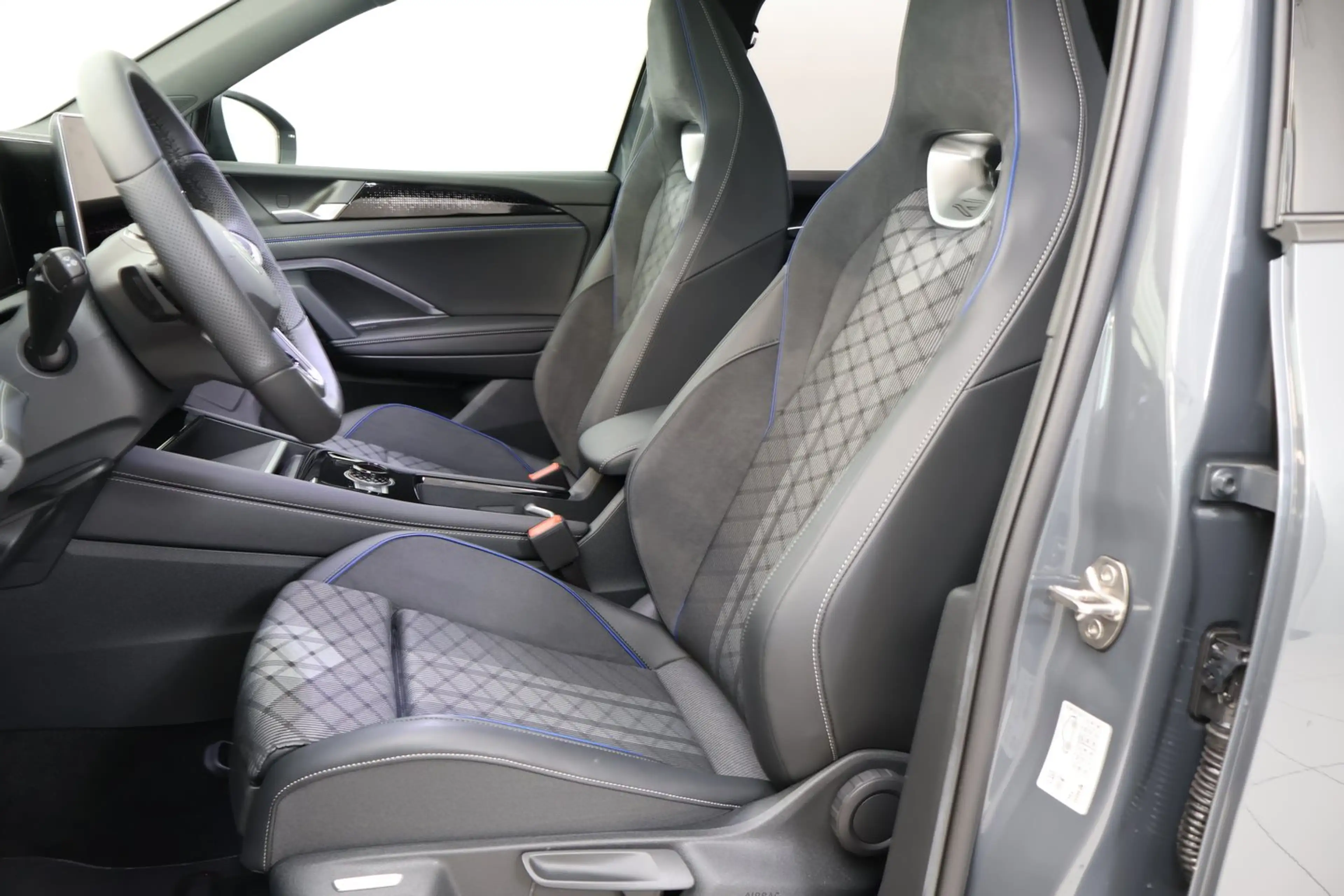 Volkswagen Tiguan Sport eHybrid DSG 150 kW — photo 12