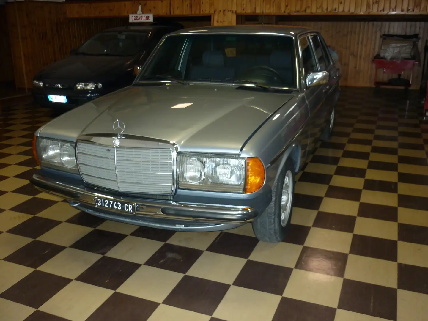 Mercedes-Benz 240 Синій - 2