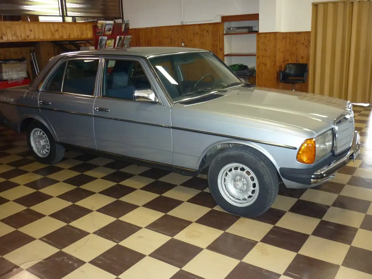 Mercedes-Benz 240, foto 3