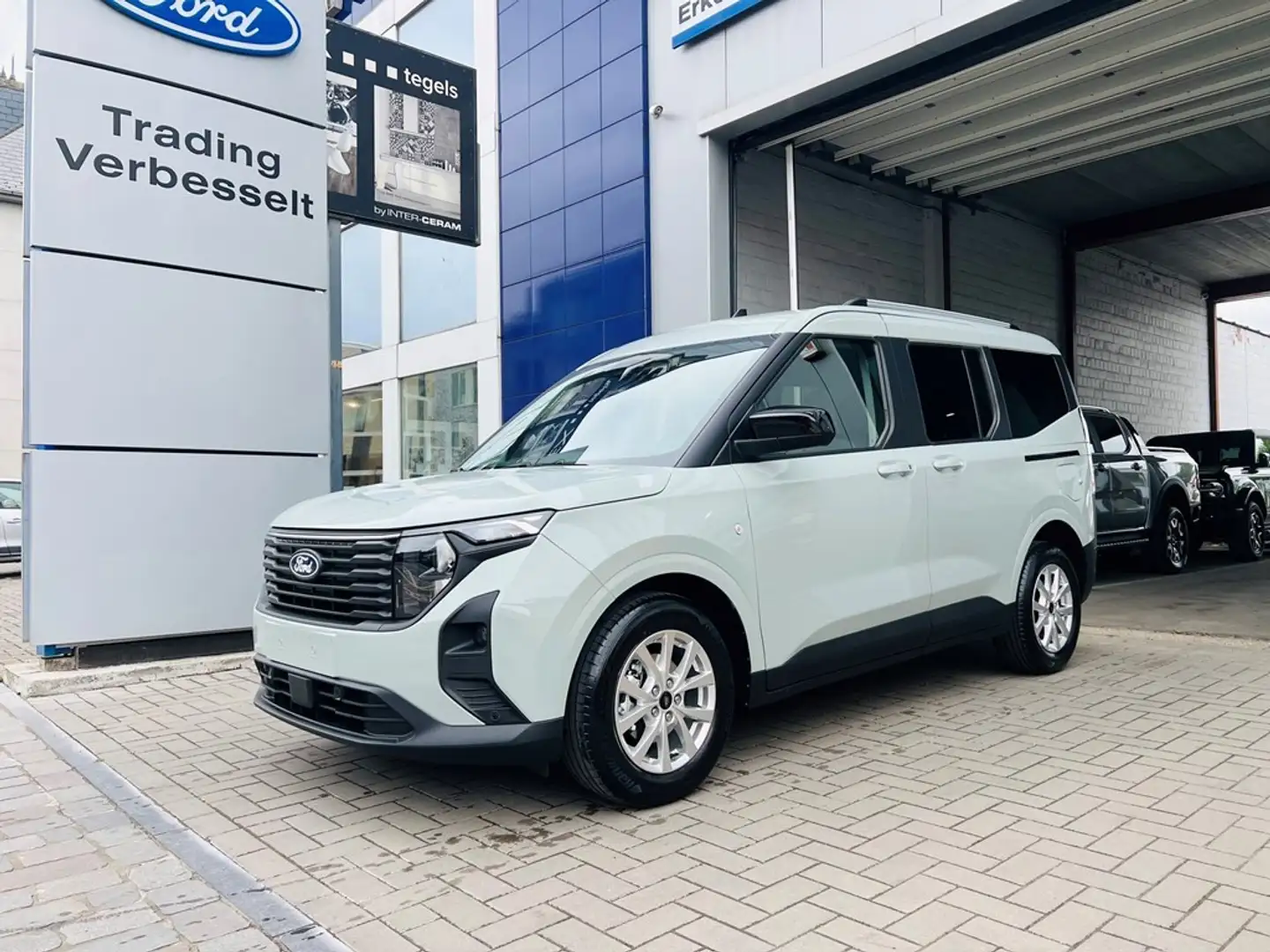 Ford Tourneo Courier 1.0 Ecoboost / Titanium / Camera / Winter Pack Grijs - 1