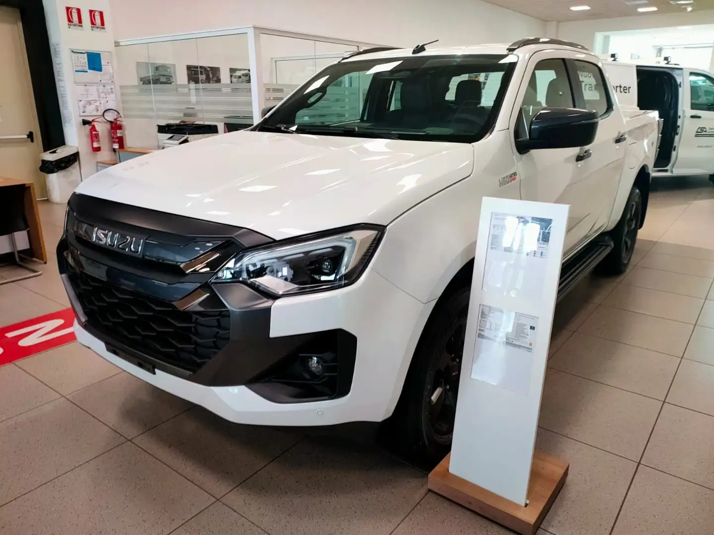 Isuzu D-Max 1.9 aut. Crew Nitro Sport Cab Bianco - 1