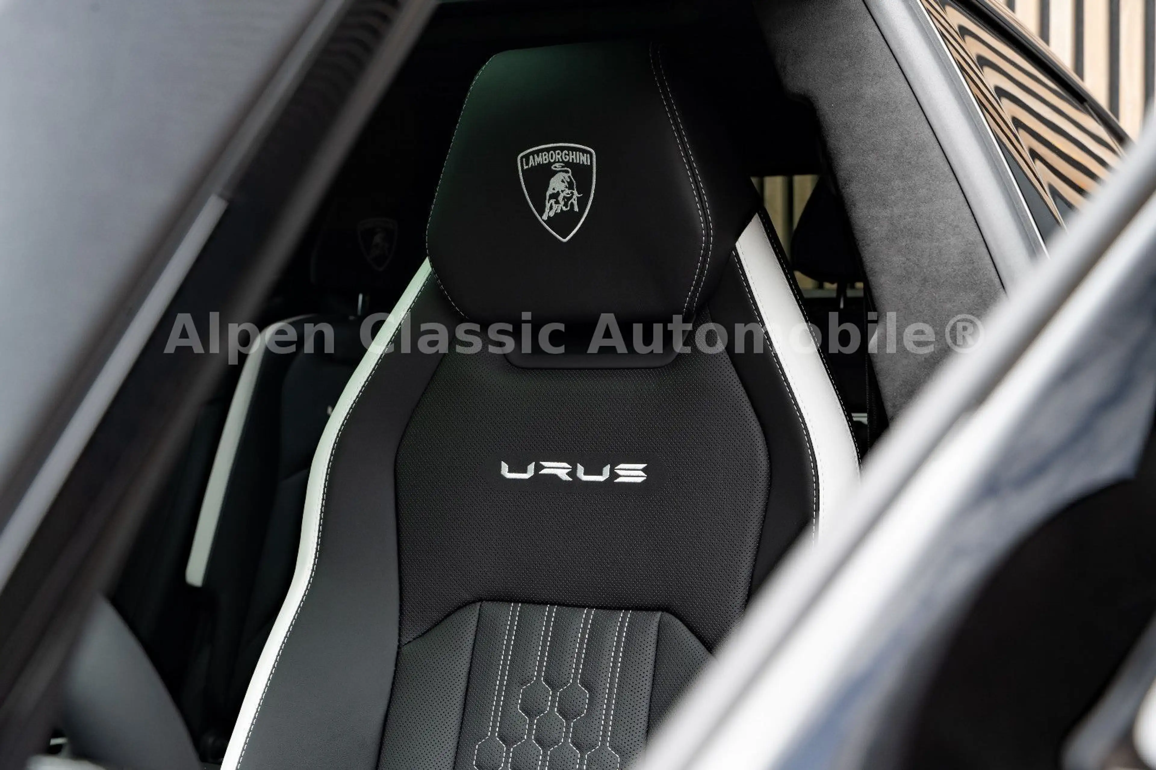 Lamborghini Urus S Panorama, B&O, Carbon — photo 10