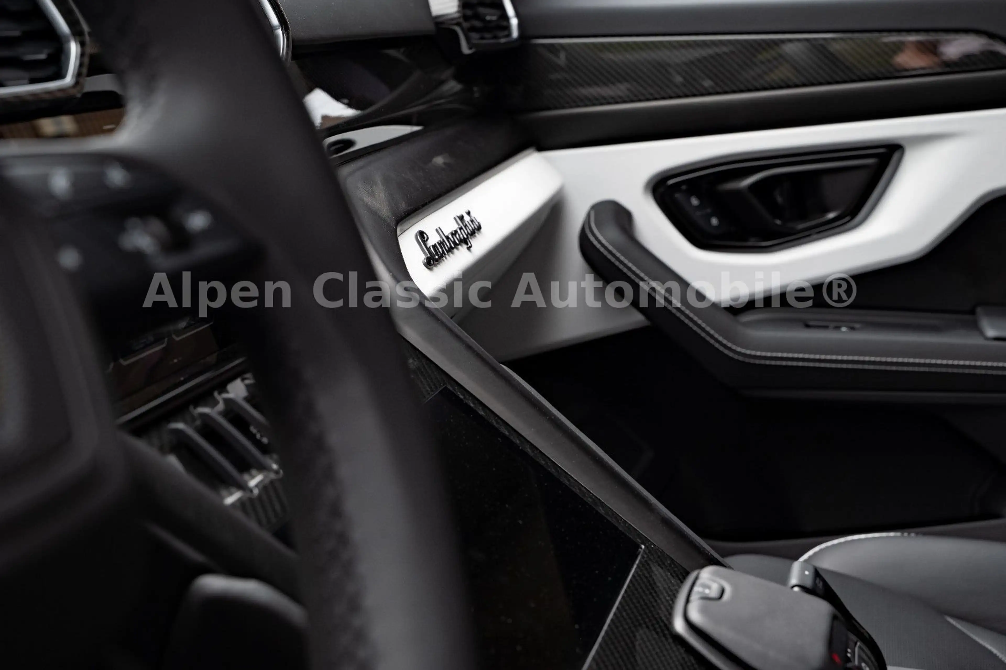 Lamborghini Urus S Panorama, B&O, Carbon — photo 6