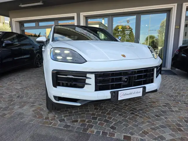 Porsche Cayenne view 3