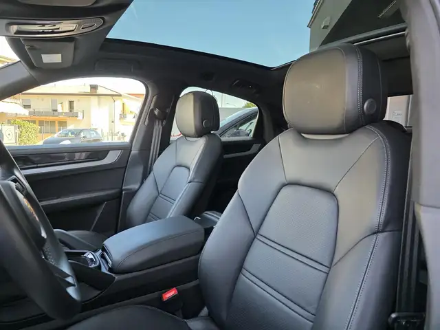 Porsche Cayenne view 12