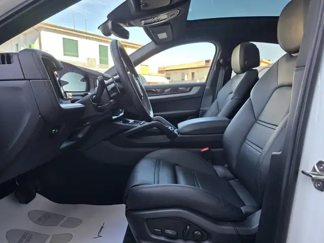 Porsche Cayenne view 10