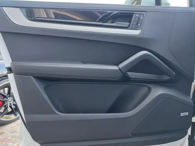 Porsche Cayenne view 11