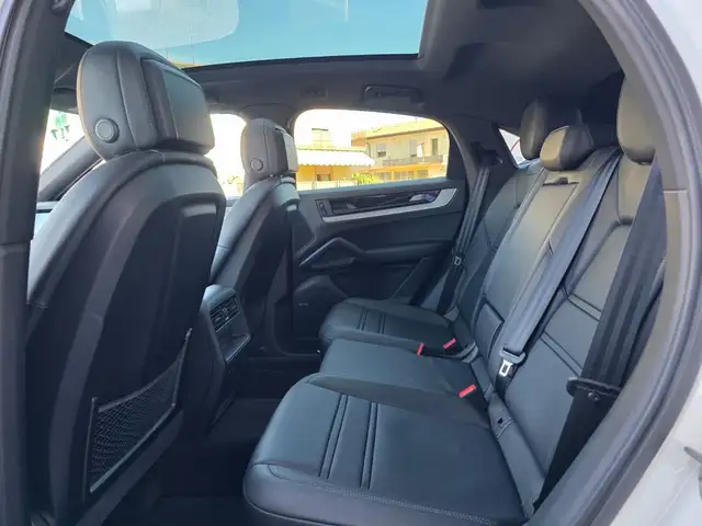 Porsche Cayenne view 13
