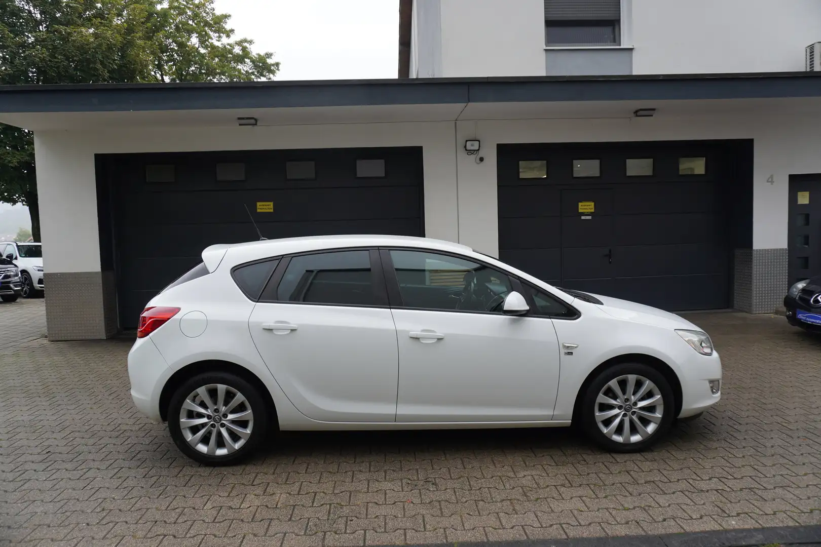 Opel Astra 1.4-16V Turbo 150 Jahre Opel LPG KLIMA+ALU+PDC+TEM Weiß - 2