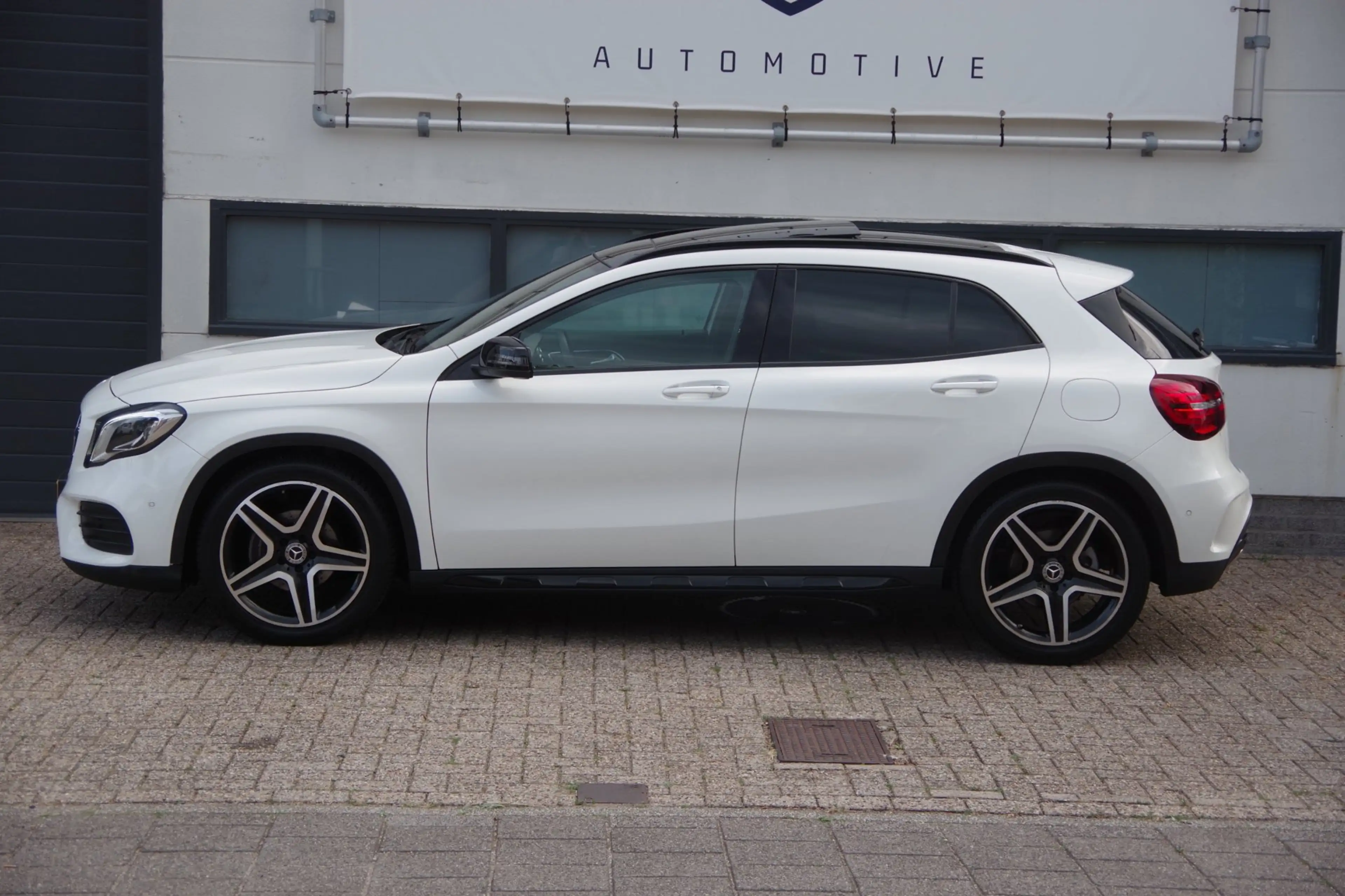 Mercedes-Benz GLA 180 Business Solution AMG Night Upgrade — photo 5