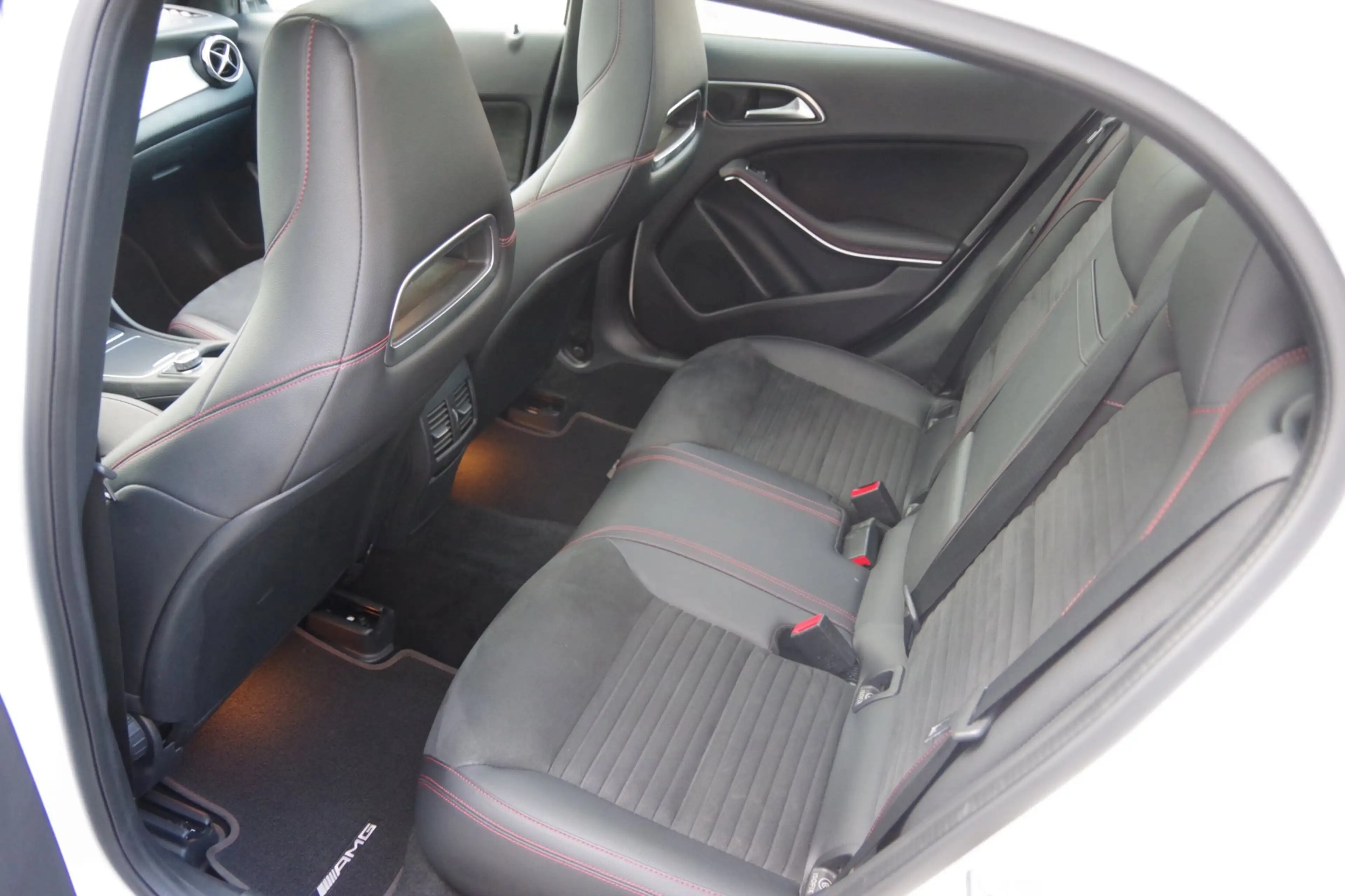 Mercedes-Benz GLA 180 Business Solution AMG Night Upgrade — photo 12