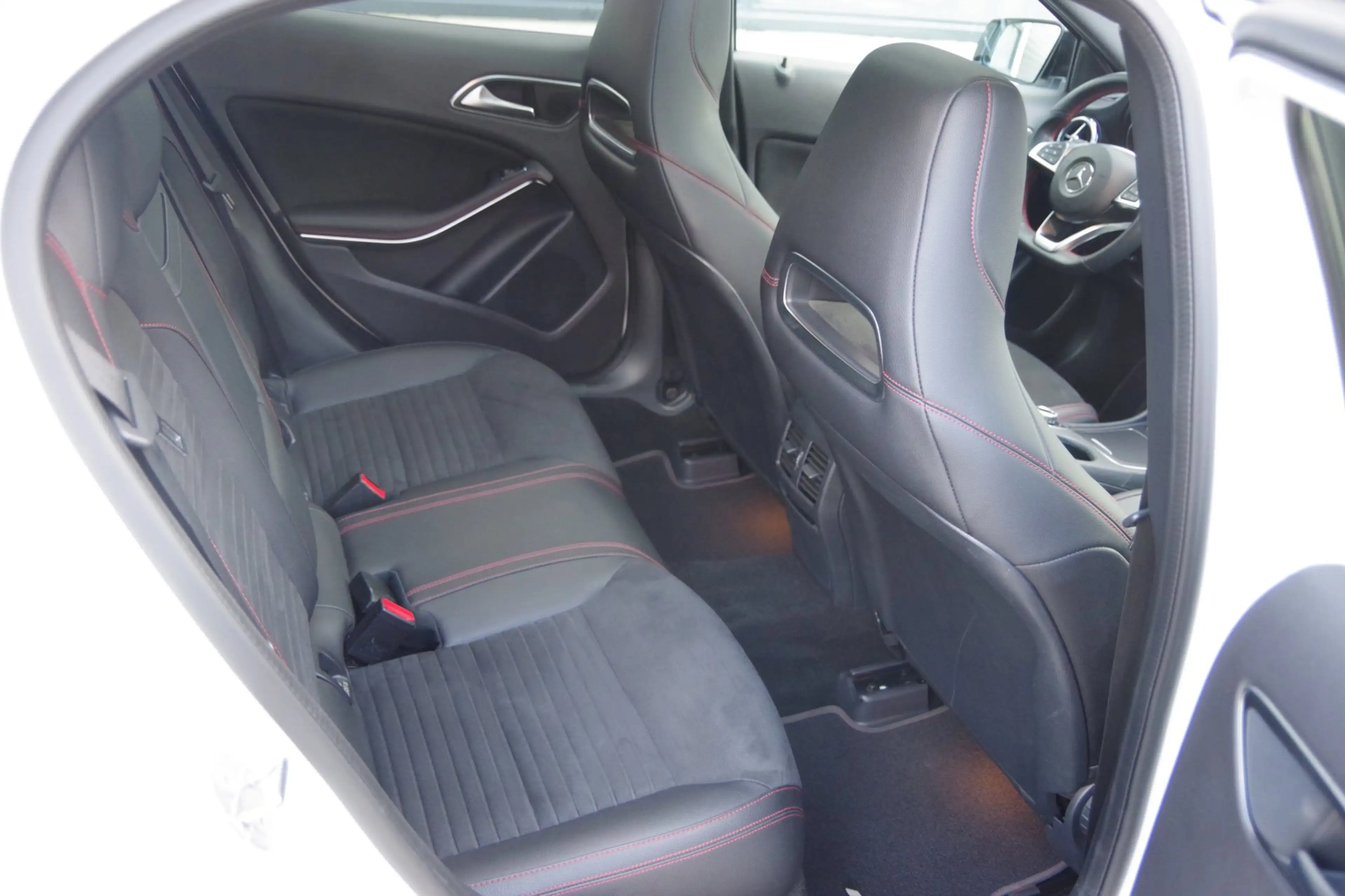 Mercedes-Benz GLA 180 Business Solution AMG Night Upgrade — photo 14