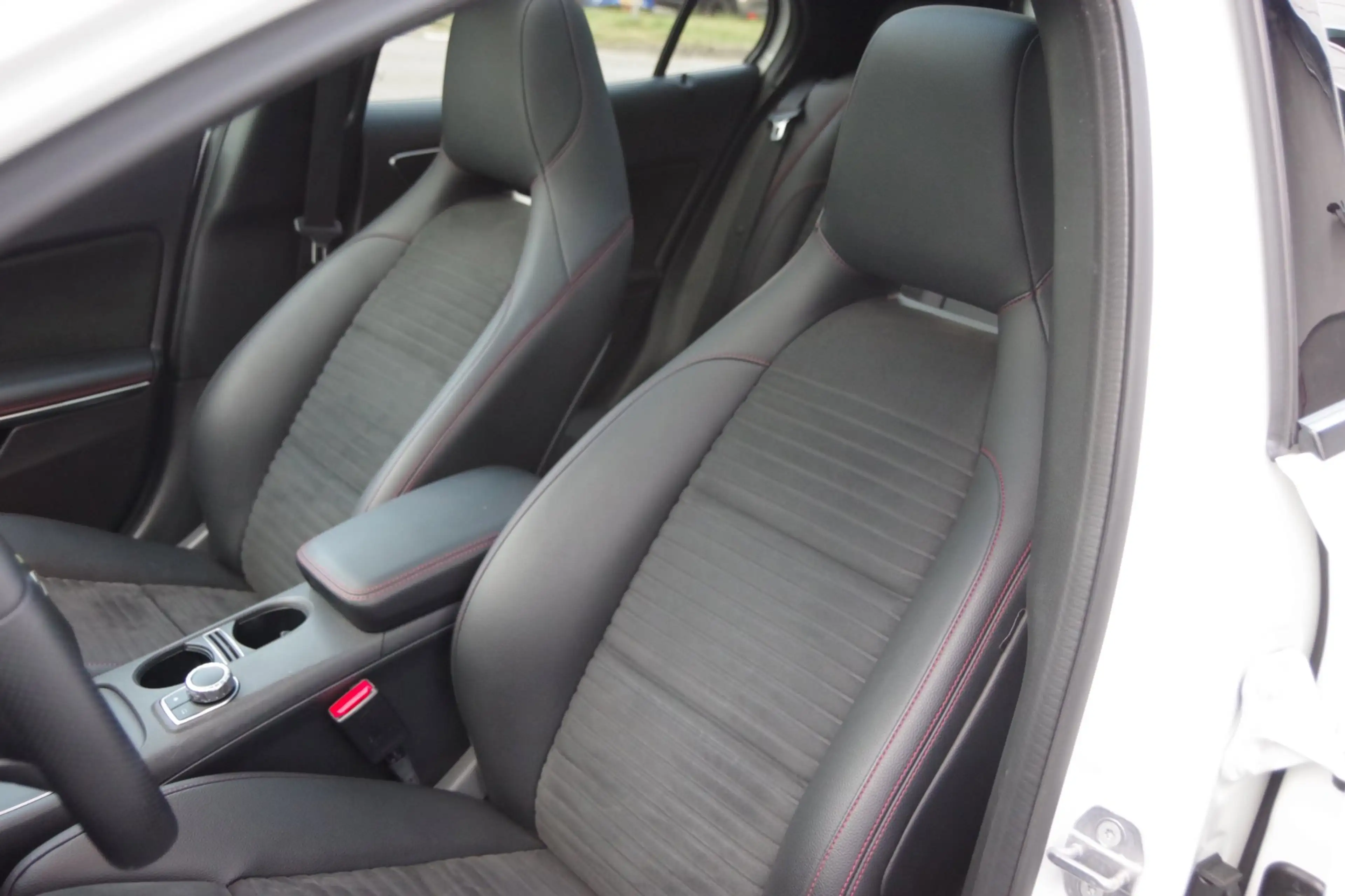 Mercedes-Benz GLA 180 Business Solution AMG Night Upgrade — photo 10