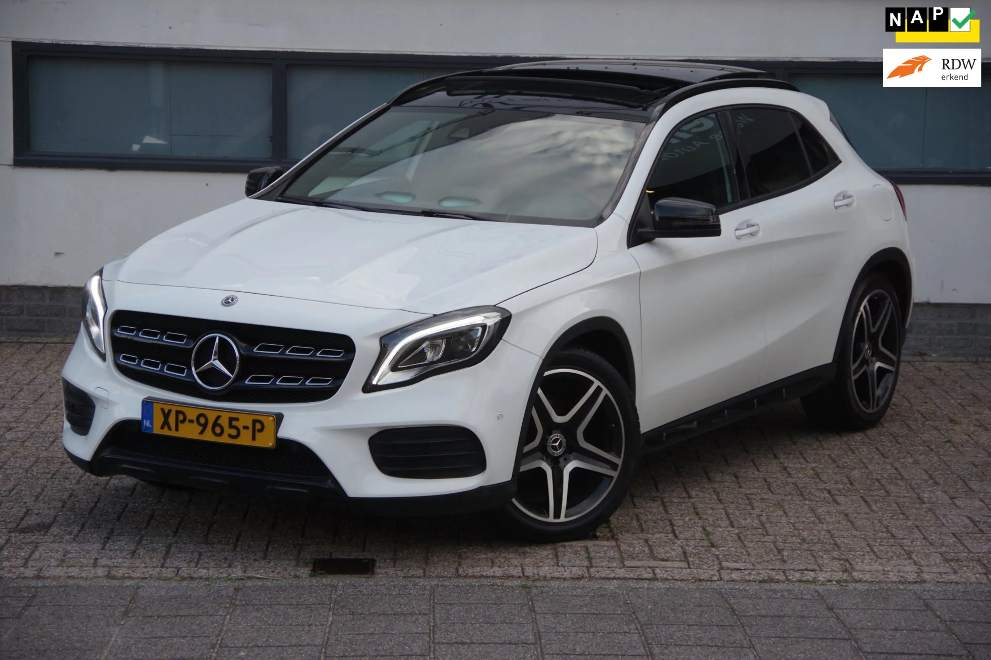 Mercedes-Benz GLA 180 Business Solution AMG Night Upgrade