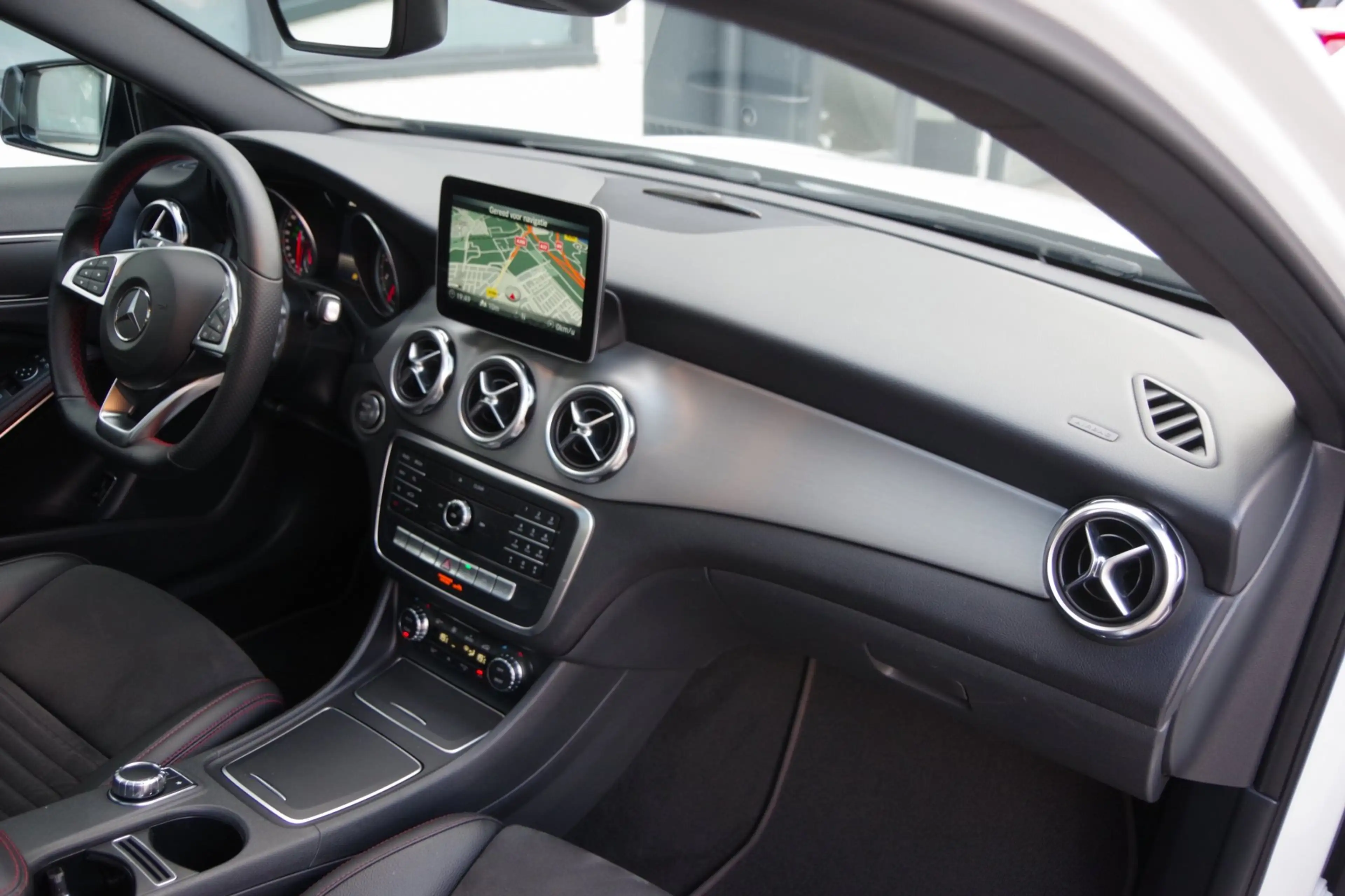 Mercedes-Benz GLA 180 Business Solution AMG Night Upgrade — photo 32