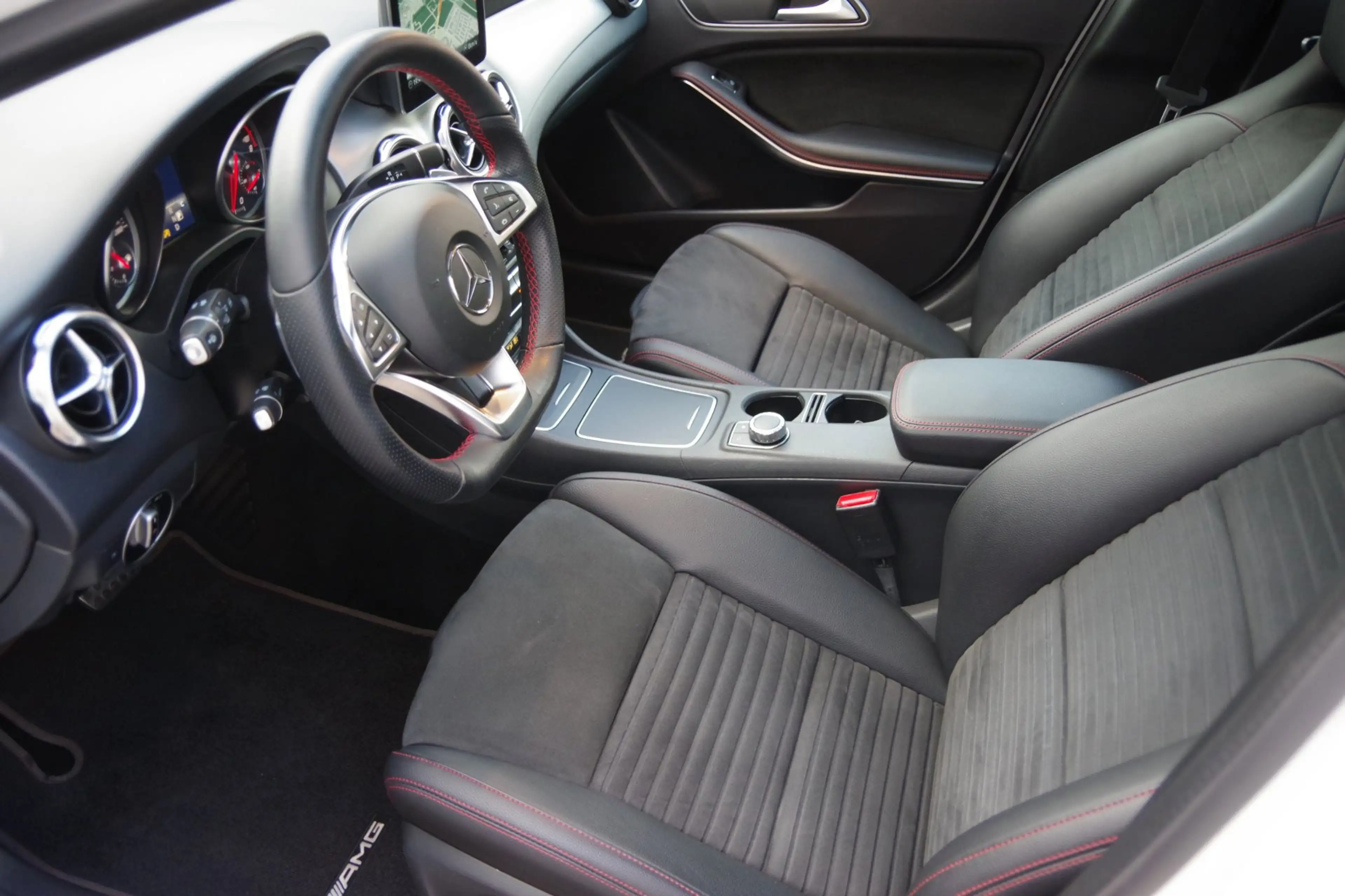 Mercedes-Benz GLA 180 Business Solution AMG Night Upgrade — photo 9