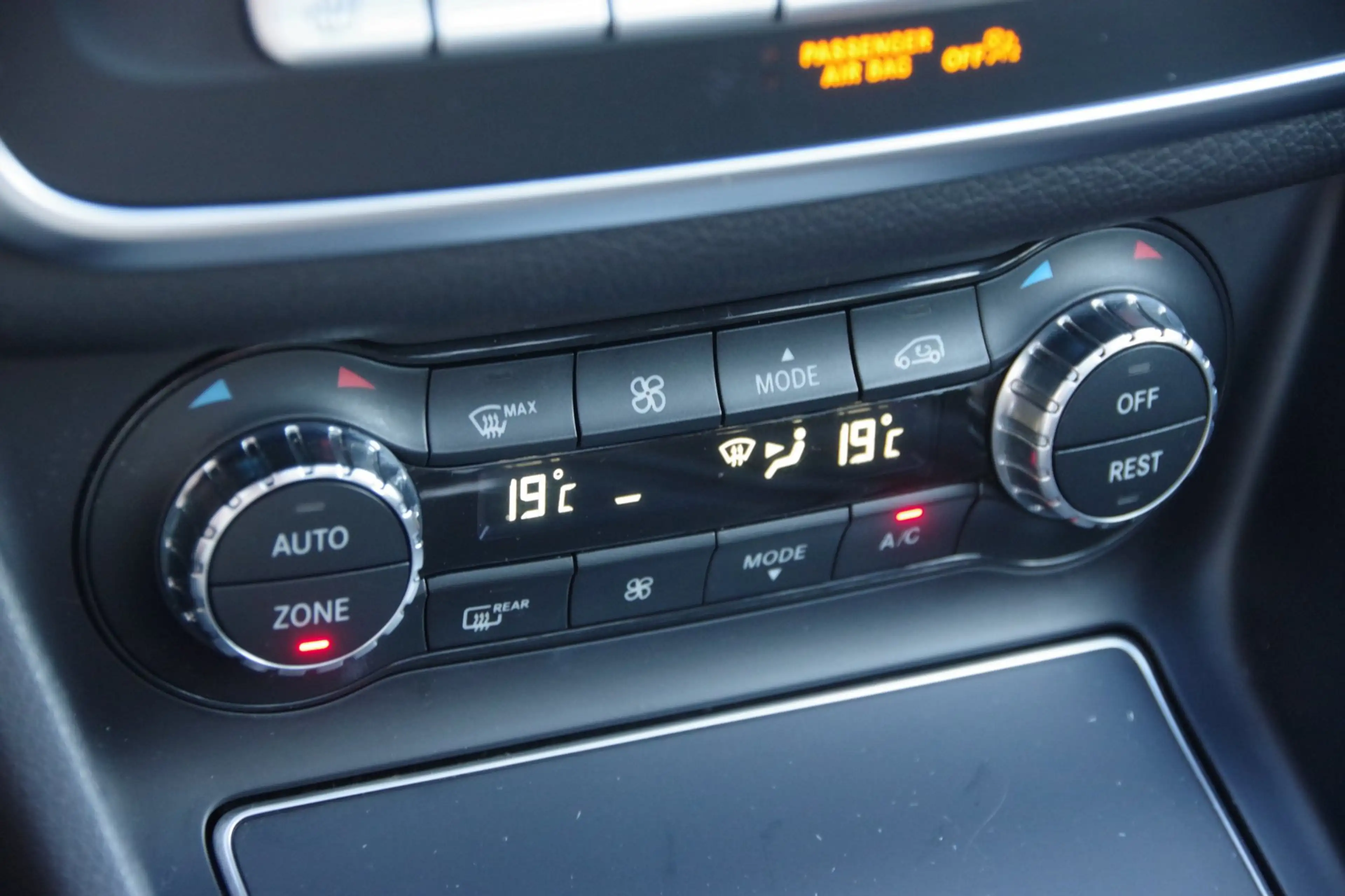Mercedes-Benz GLA 180 Business Solution AMG Night Upgrade — photo 18