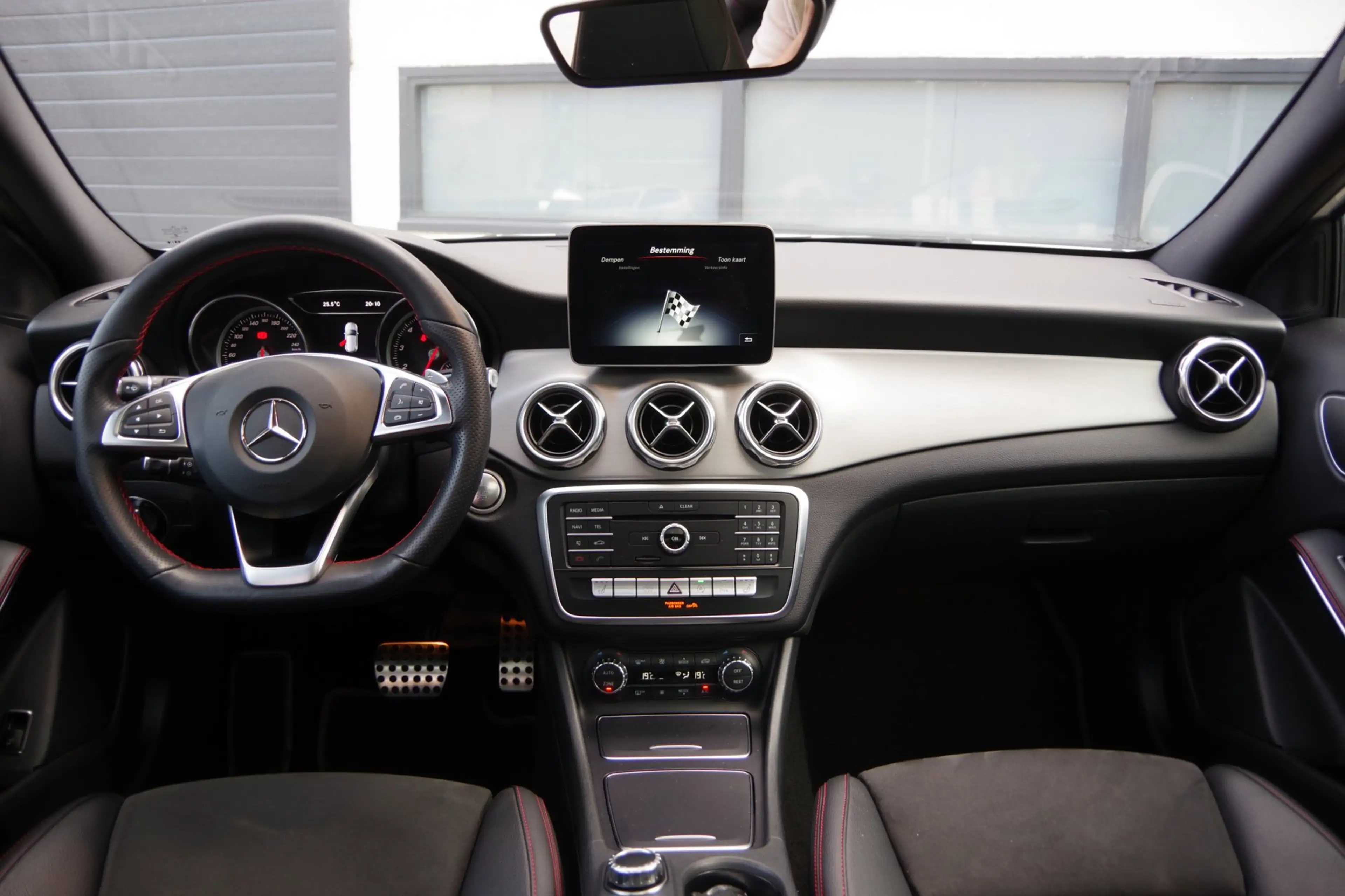 Mercedes-Benz GLA 180 Business Solution AMG Night Upgrade — photo 41
