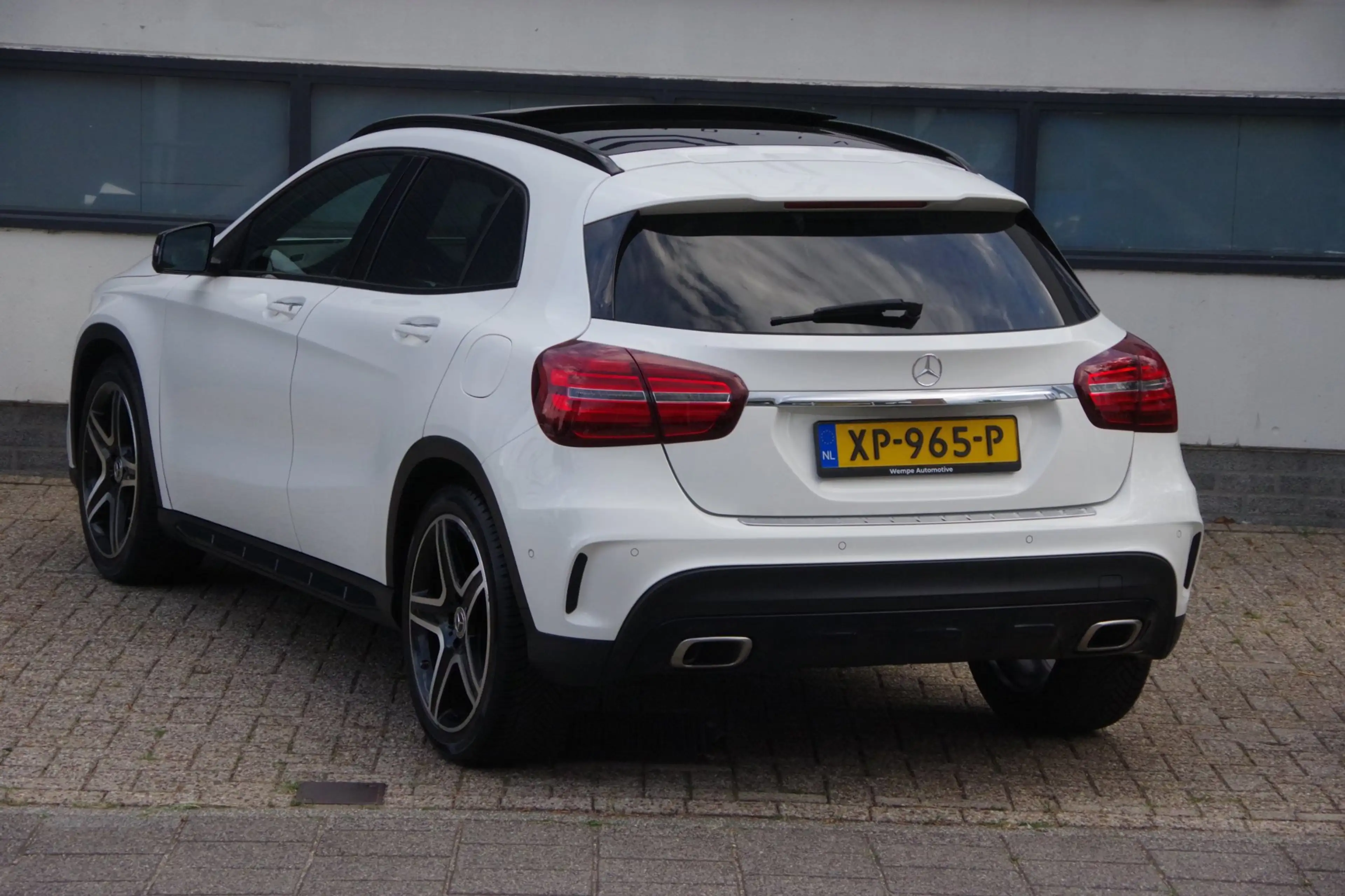 Mercedes-Benz GLA 180 Business Solution AMG Night Upgrade — photo 42