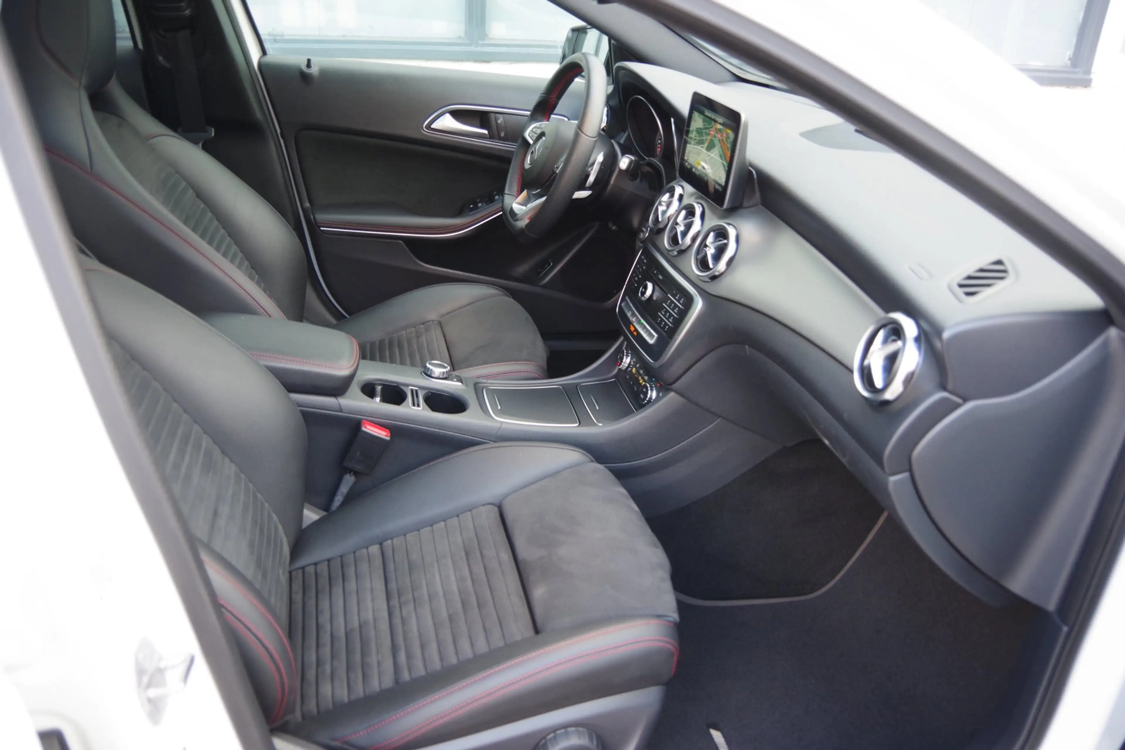 Mercedes-Benz GLA 180 Business Solution AMG Night Upgrade — photo 13