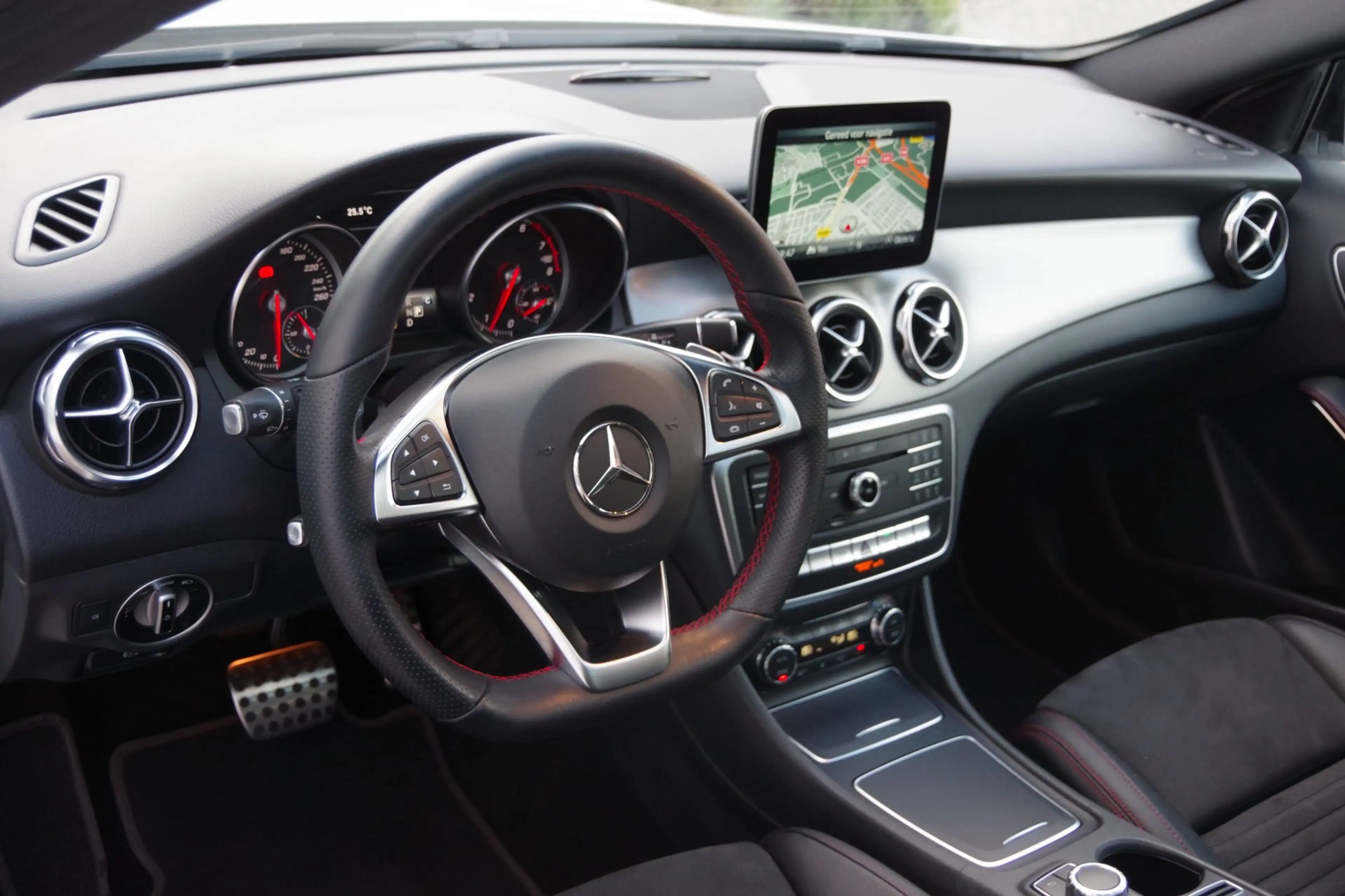 Mercedes-Benz GLA 180 Business Solution AMG Night Upgrade — photo 11
