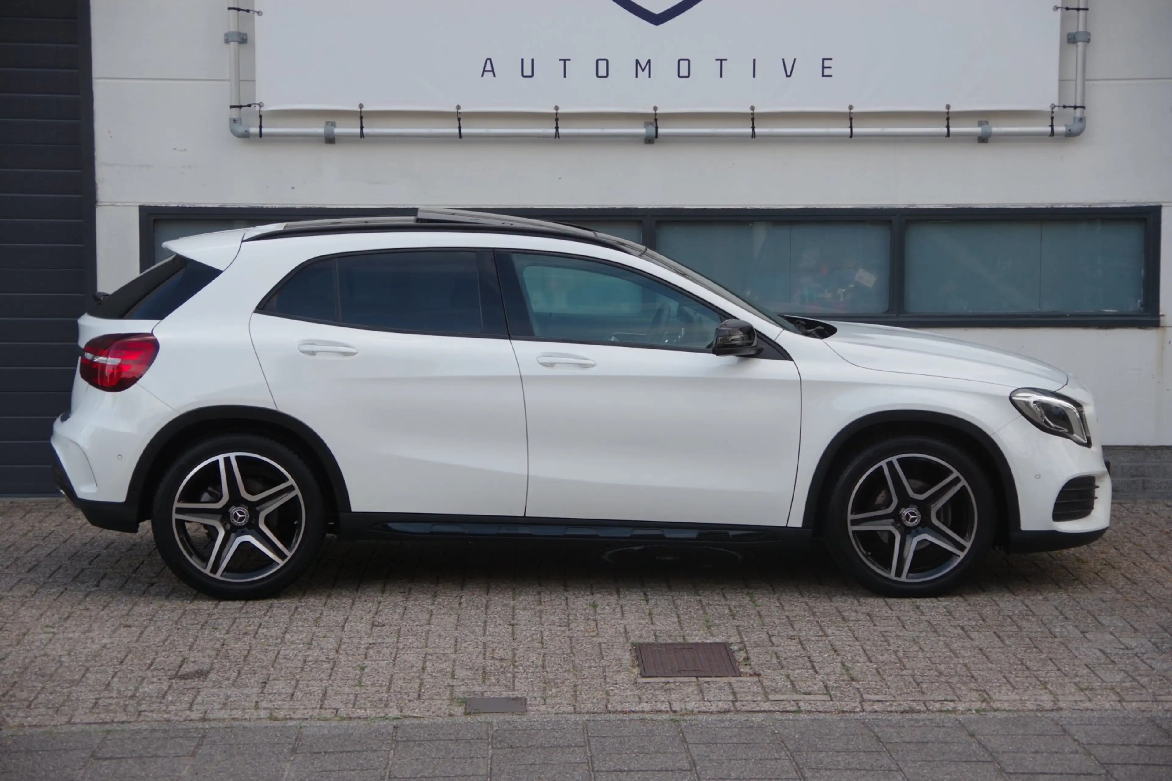 Mercedes-Benz GLA 180 Business Solution AMG Night Upgrade — photo 6