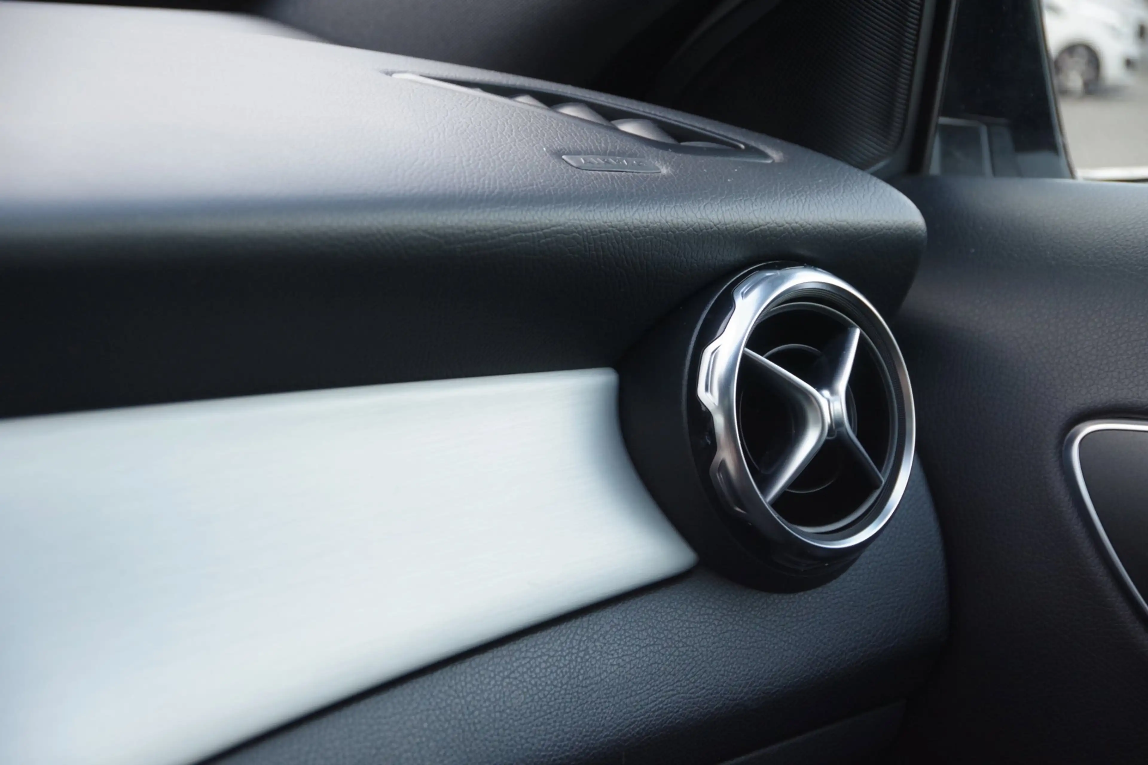 Mercedes-Benz GLA 180 Business Solution AMG Night Upgrade — photo 16