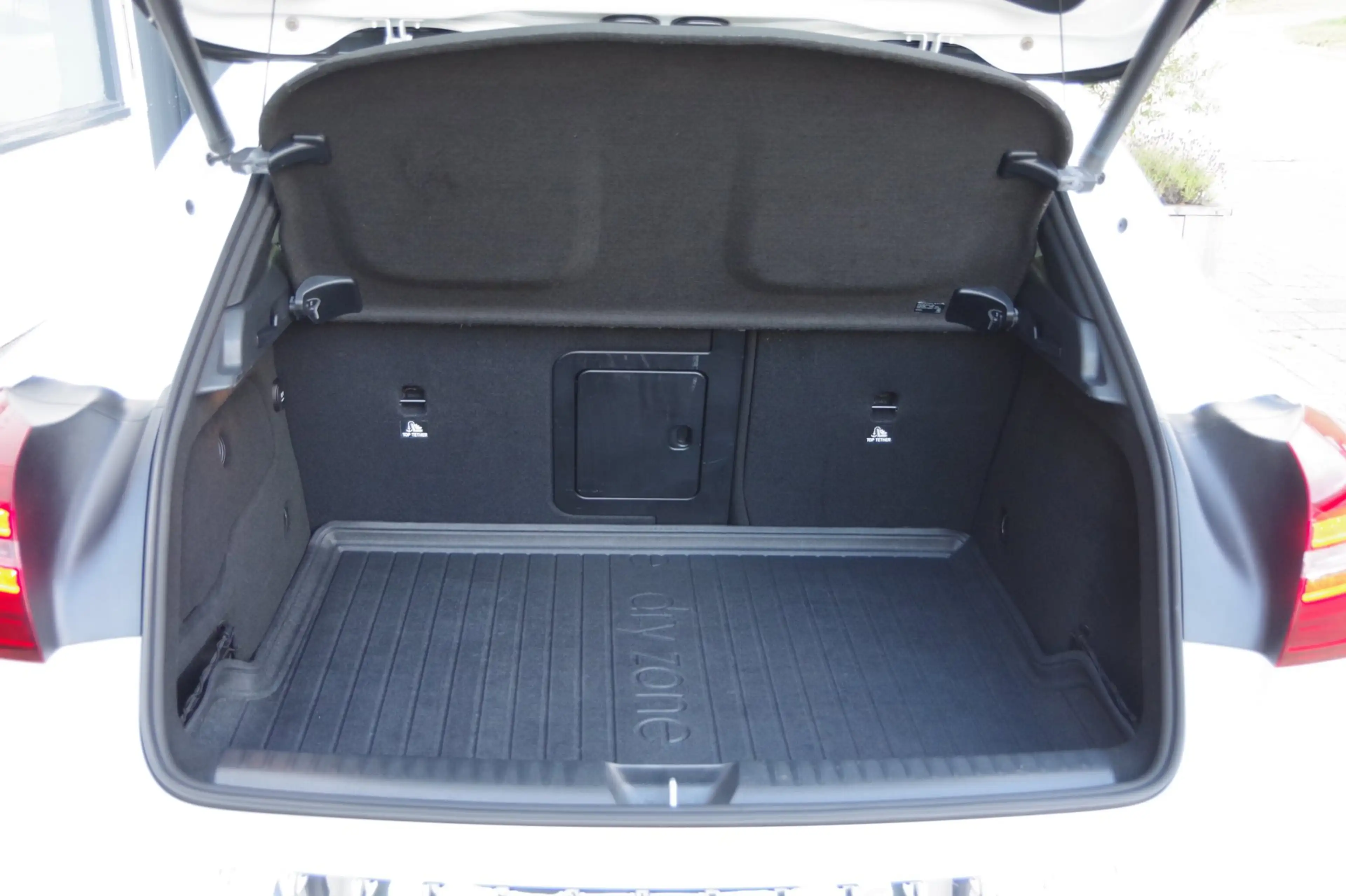 Mercedes-Benz GLA 180 Business Solution AMG Night Upgrade — photo 30