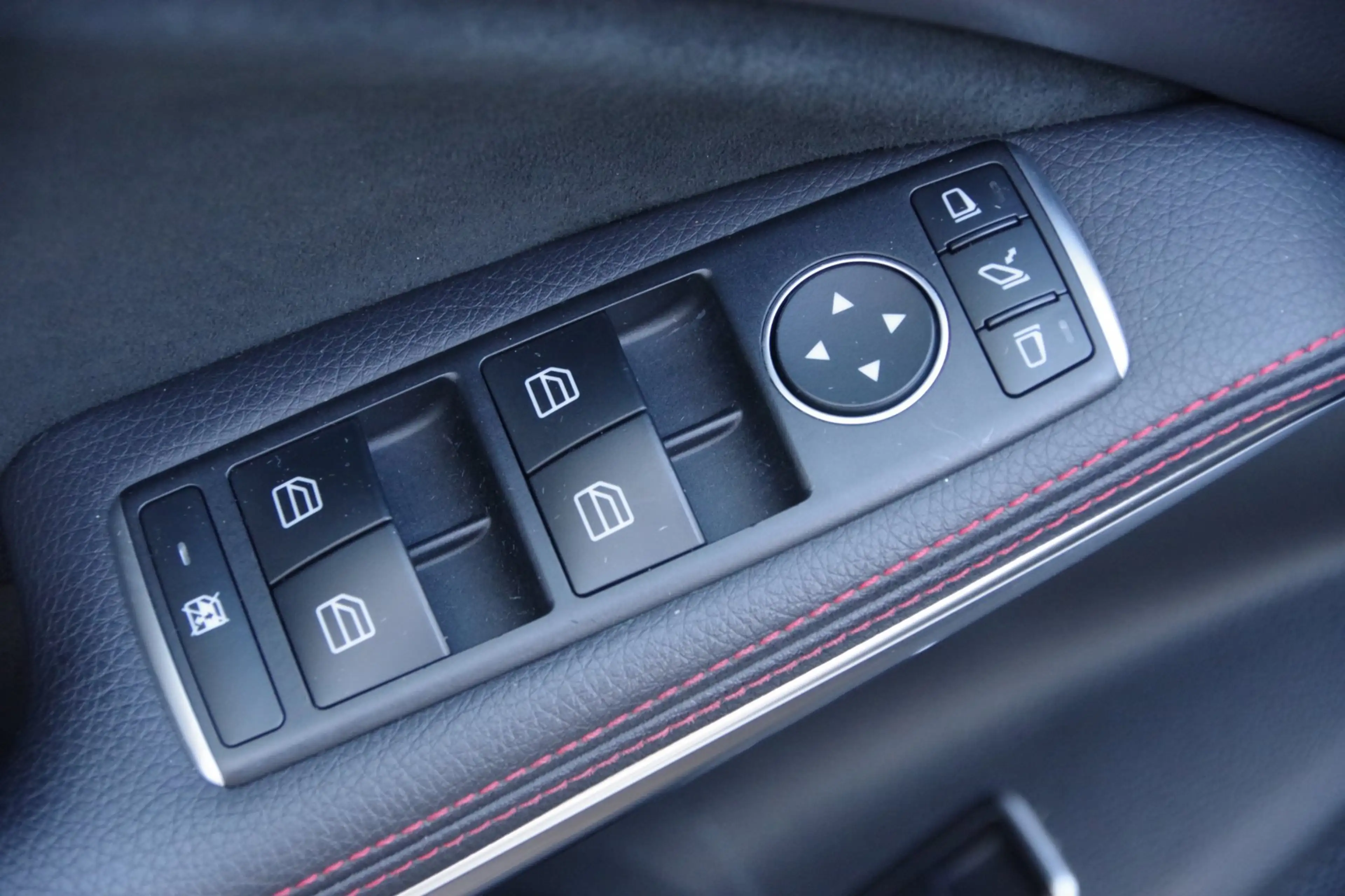 Mercedes-Benz GLA 180 Business Solution AMG Night Upgrade — photo 27