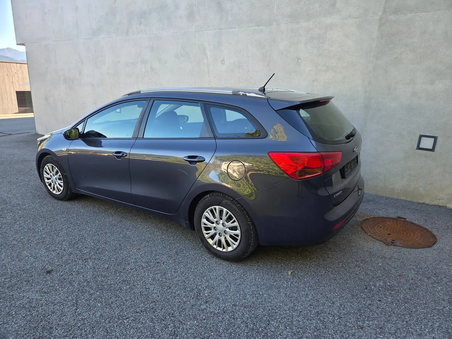 Kia Ceed SW / cee'd SW cee'd SW 1,4 MPI CVVT Cool Österreich Paket Cool Österreich Paket Grau - 2