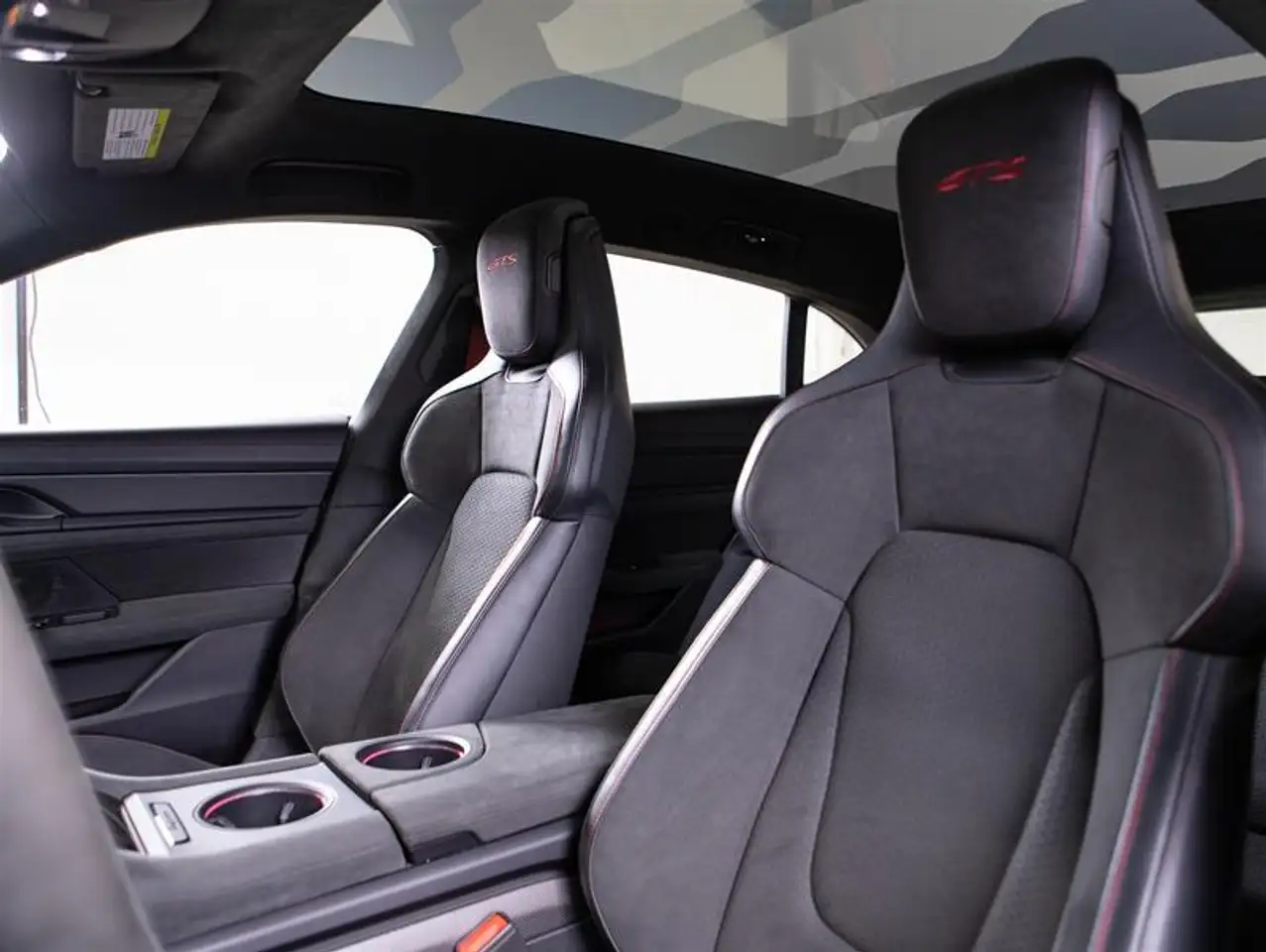 Porsche Taycan снимка Porsche Taycan