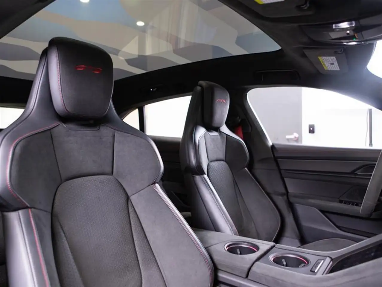 Porsche Taycan снимка Porsche Taycan