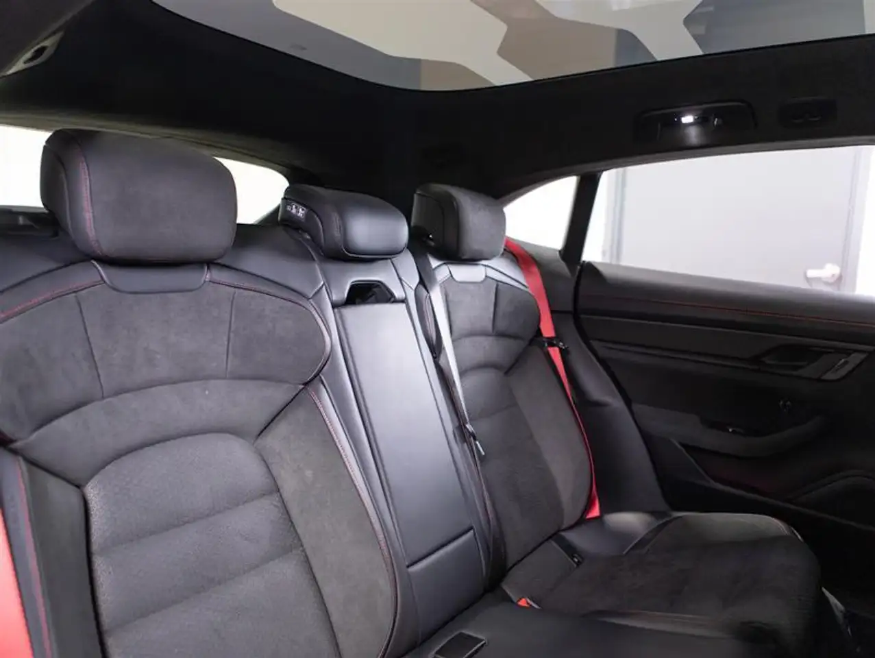 Porsche Taycan снимка Porsche Taycan