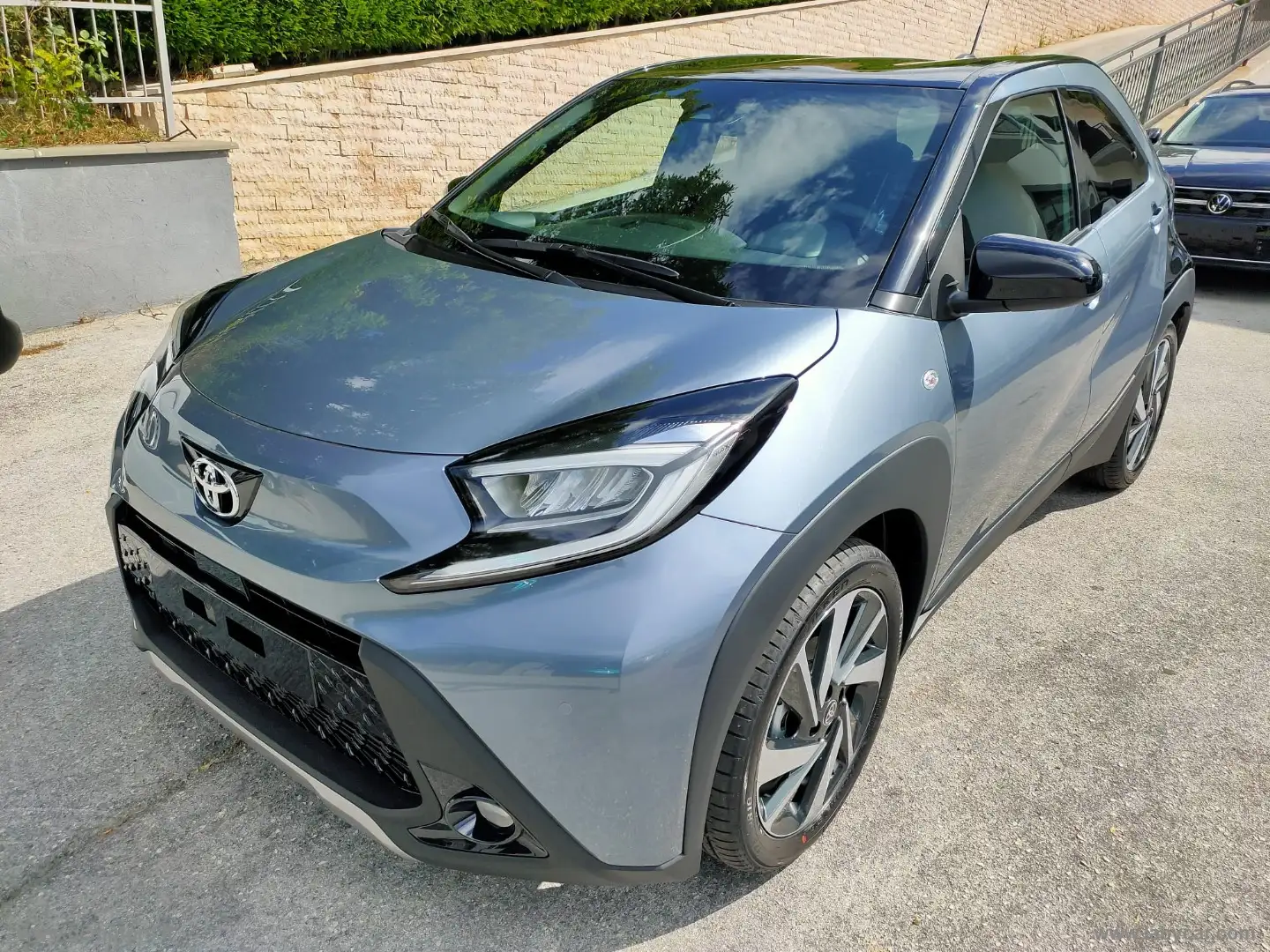 Toyota Aygo X 1.0 VVT-i 72 CV 5p. Lounge S-CVT Gri - 1