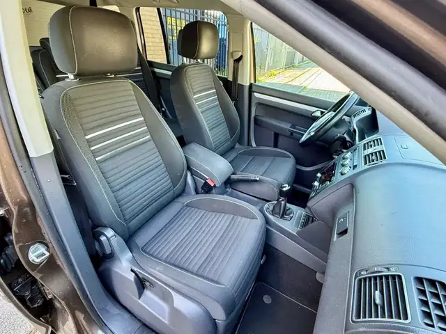 Volkswagen Touran view 9