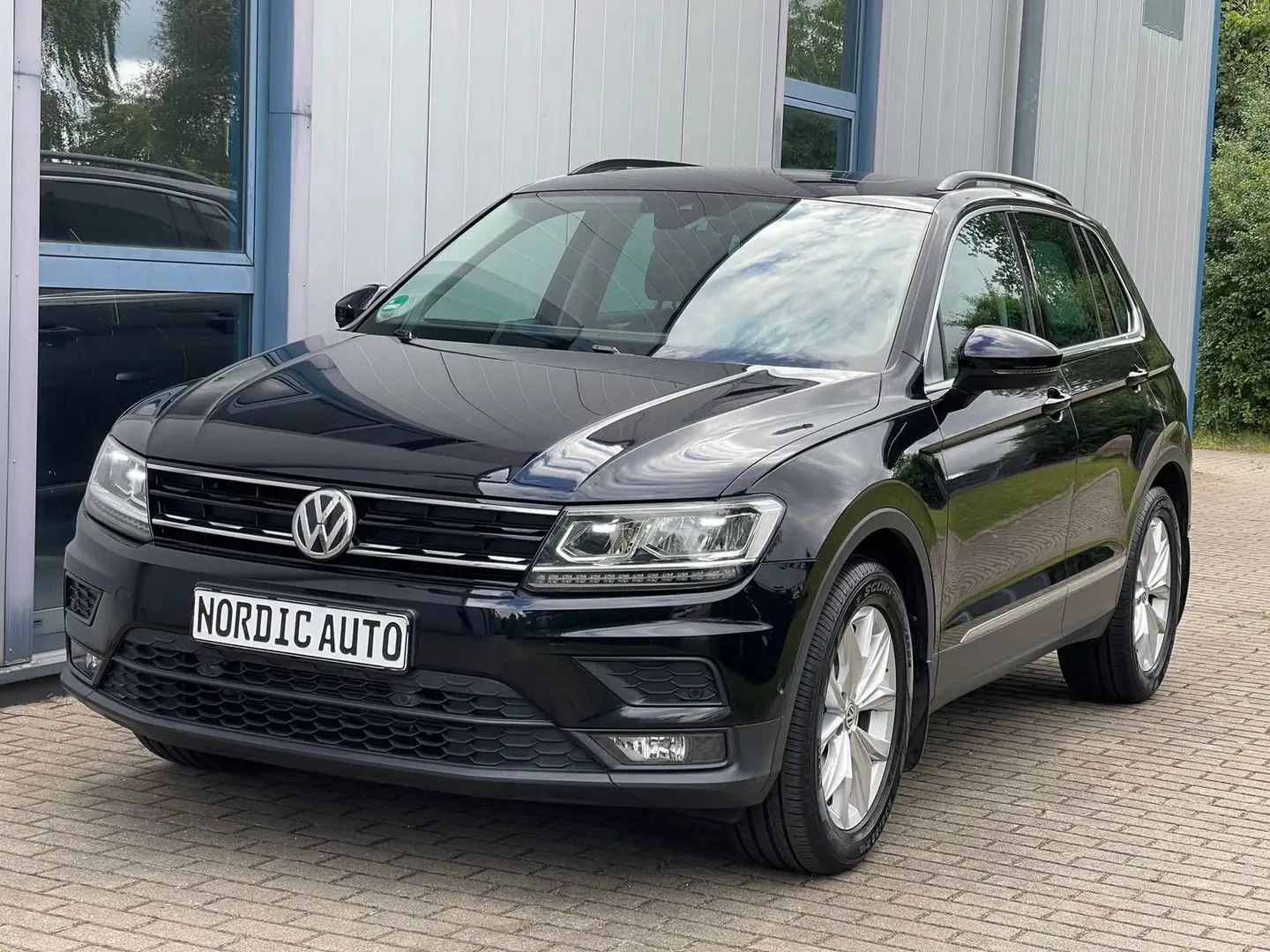 Volkswagen Tiguan 1.5 TSI Comfortline+Panorama+AHK+Keyless+Kamera Noir - 1