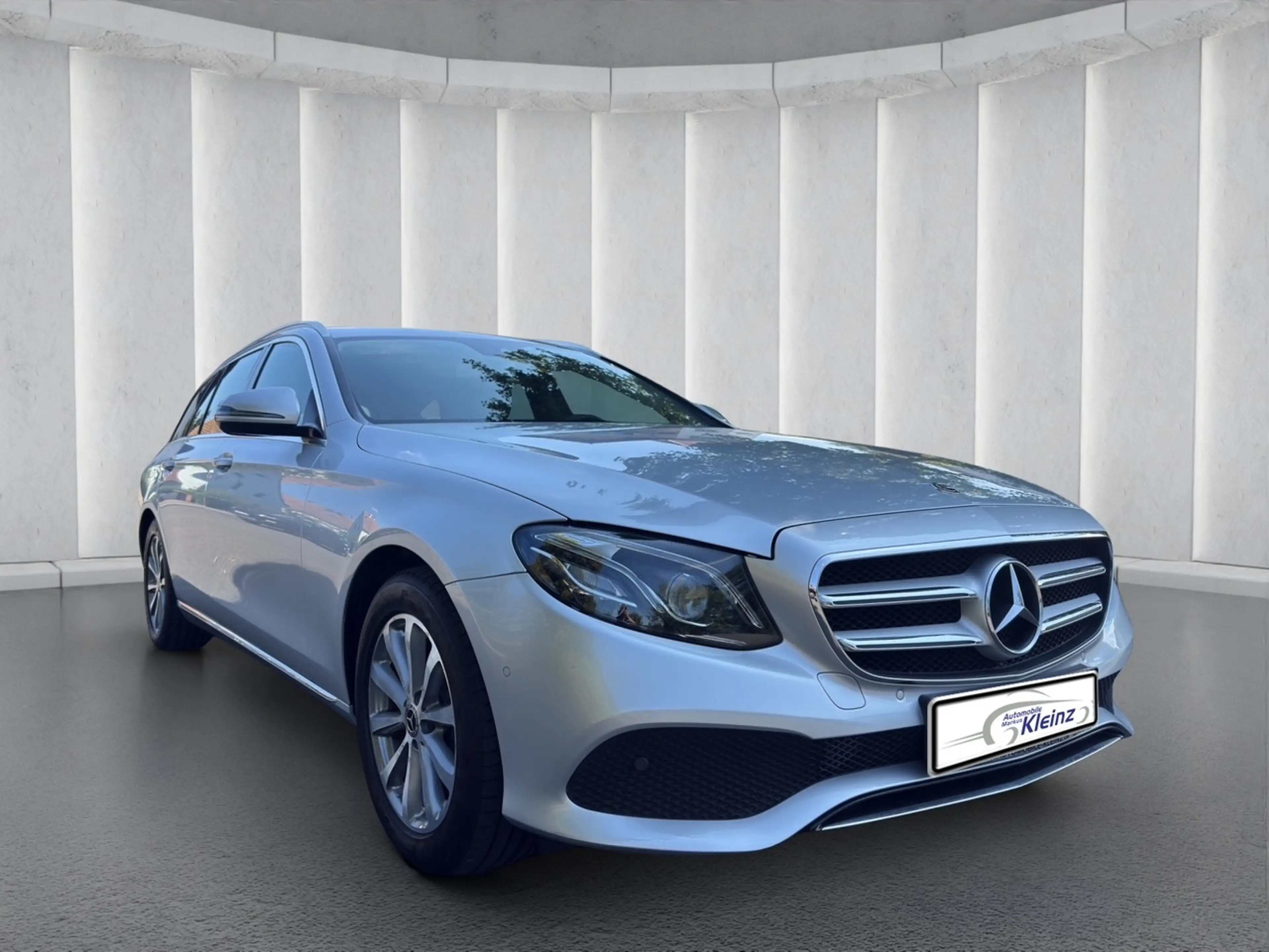 Mercedes-Benz E 200 T+AVANTGARDE+R-KAMERA+AHK+AMBIENTE+LED — photo 4